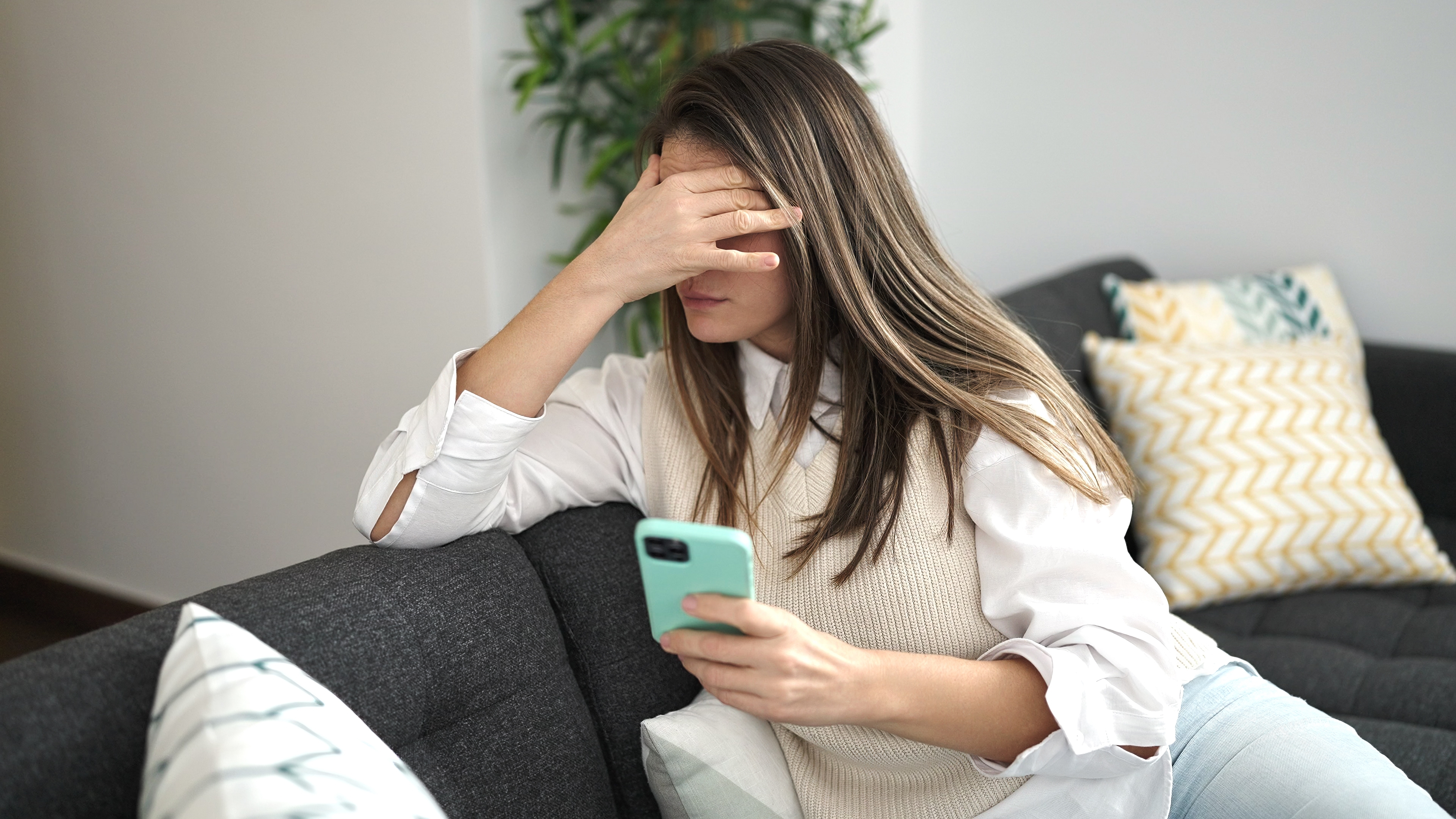 Une femme à l'air stressé alors qu'elle est au téléphone | Source : Shutterstock