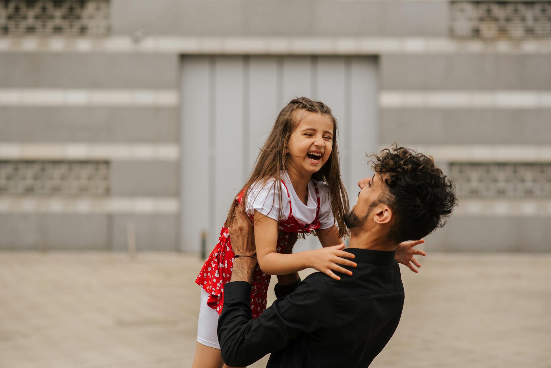 Un homme jouant avec une petite fille | Source : Pexels