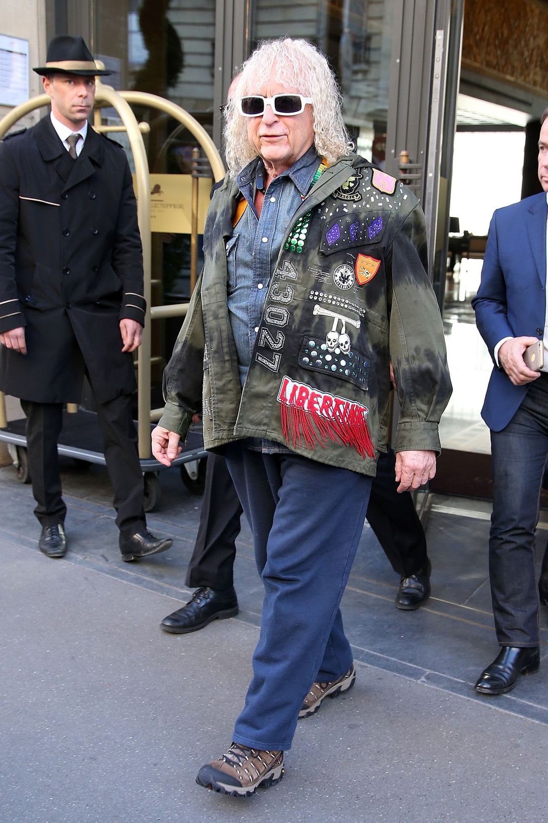 Le chanteur français Michel Polnareff quitte son hôtel le 19 avril 2016 à Paris, France. | Photo : Getty Images