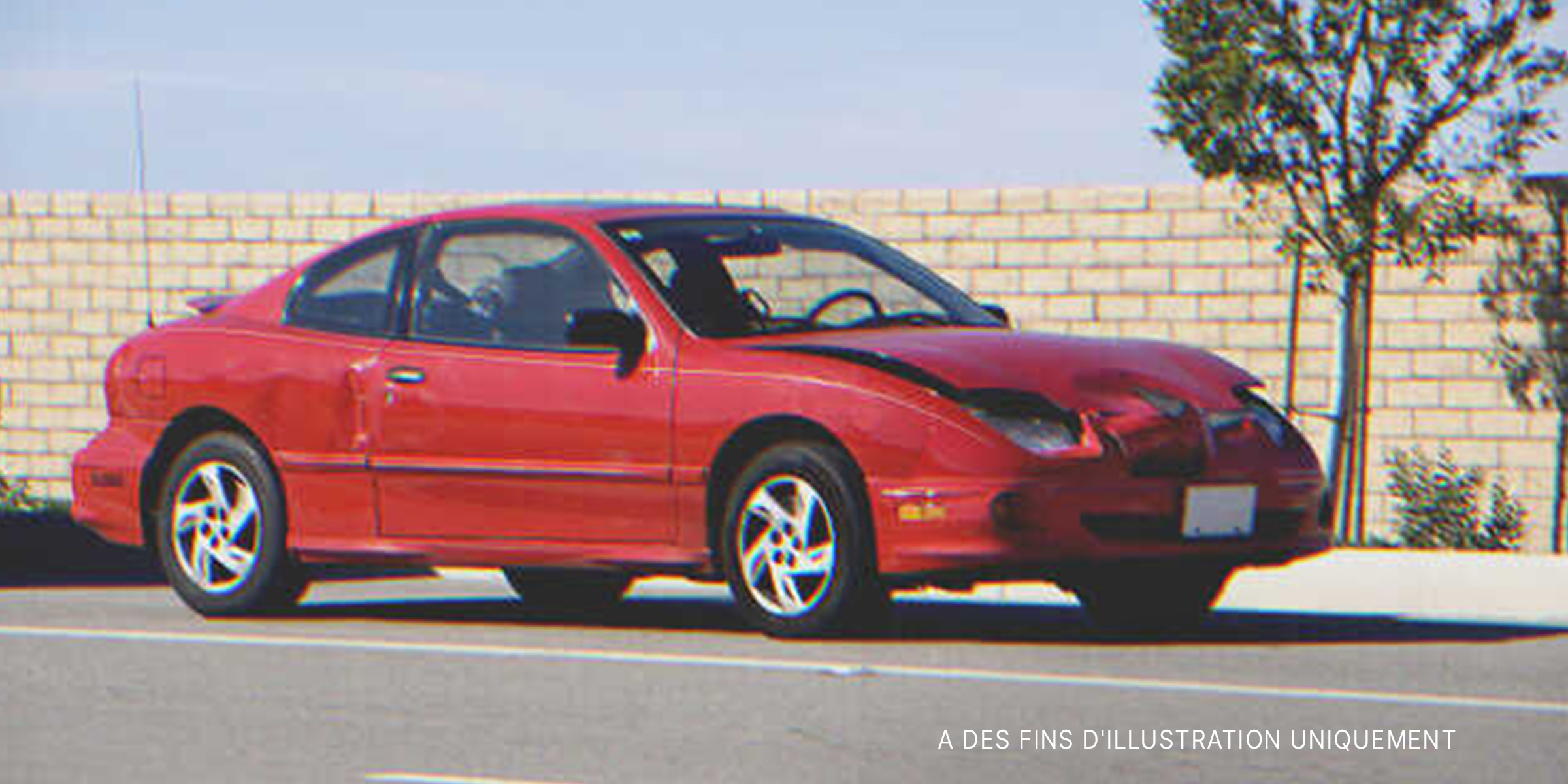 Une voiture rouge avec un capot brisé | Source : Shutterstock