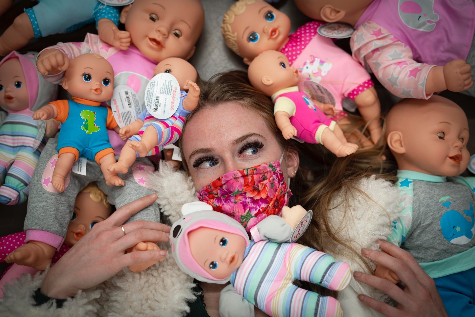 Fille avec ses poupées | Source : Unsplash