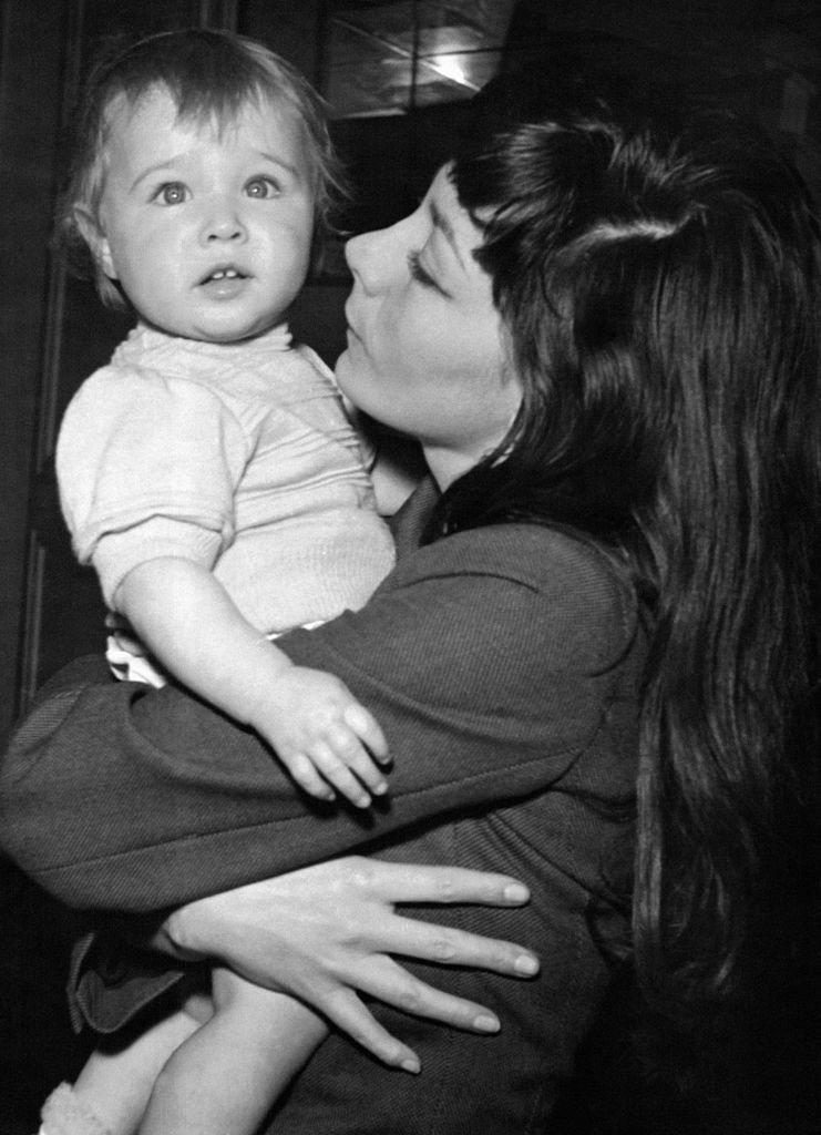Juliette Greco et sa fille Laurence, le 22 mars 1955. І Source : Getty Images