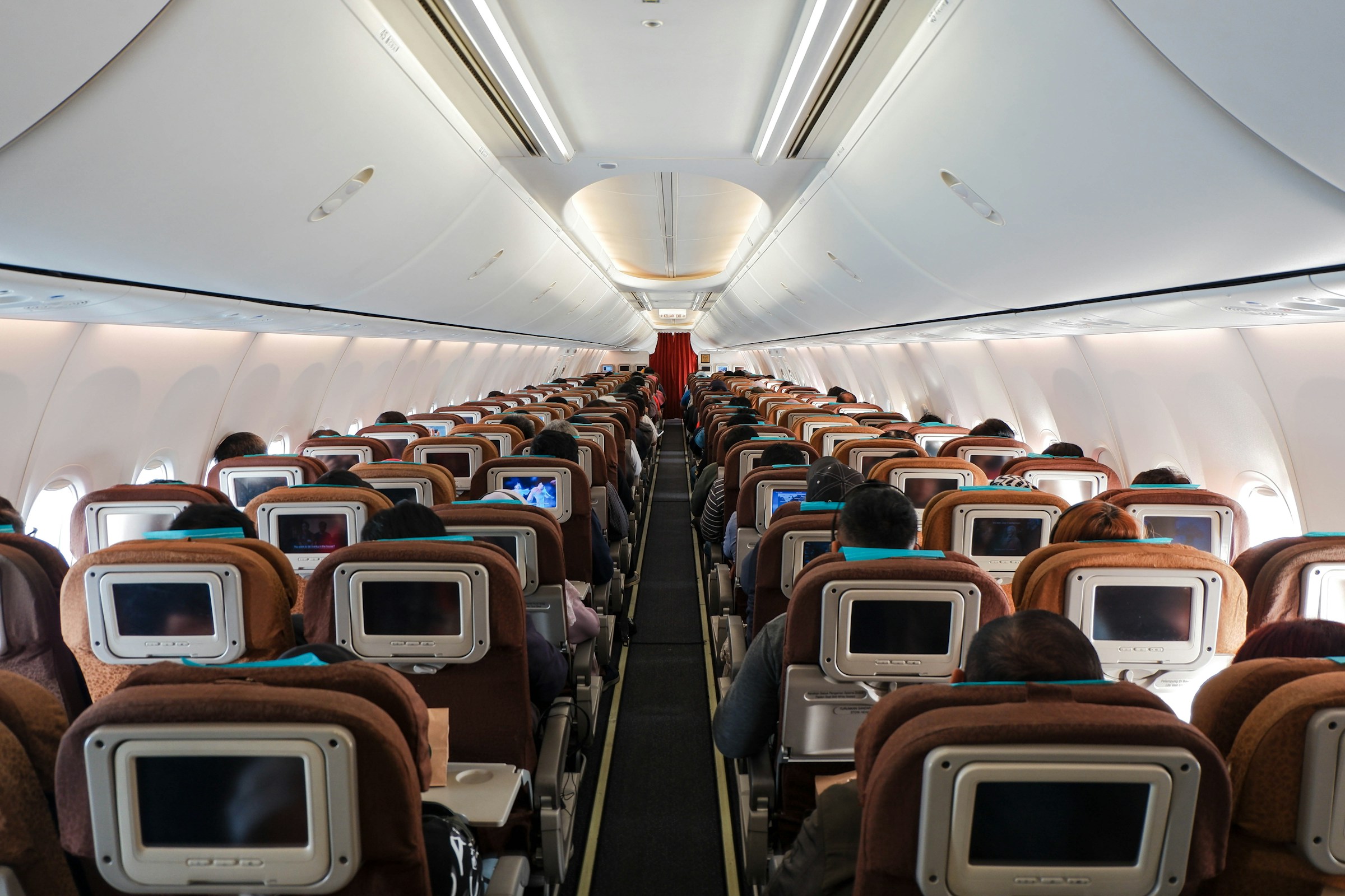 Vue de la section classe économique d'un avion | Source : Unsplash