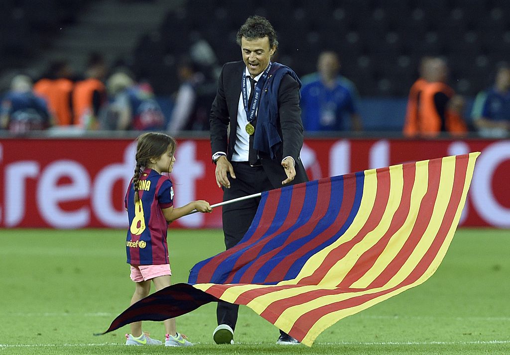 Luis Enrique, et sa fille Xana agitent un drapeau après la finale de la Ligue des champions de l'UEFA entre la Juventus et le FC Barcelone au Stade olympique de Berlin, le 6 juin 2015. Le FC Barcelone a remporté le match 1-3.
