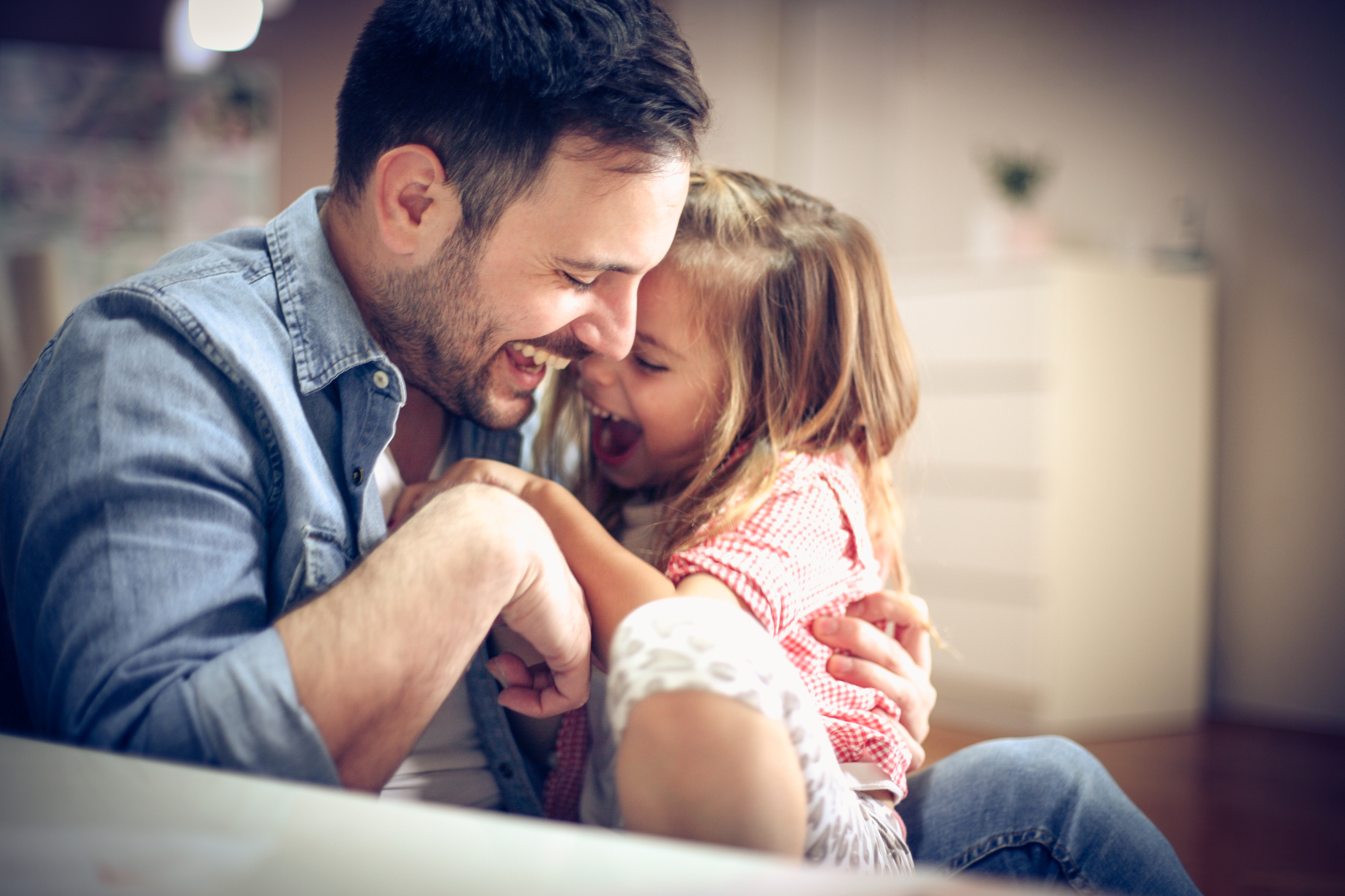 Un père et sa fille en train de rire | Source : Shutterstock