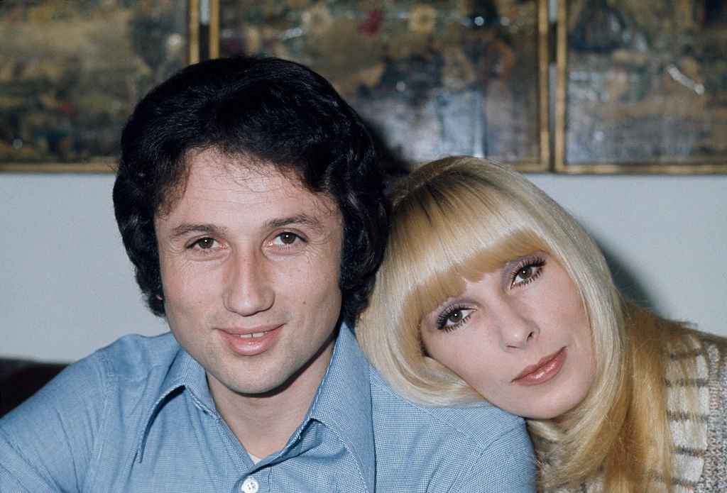 Le présentateur de télévision français Michel Drucker et sa femme Dany Saval dans leur maison parisienne. І Source : Getty Images