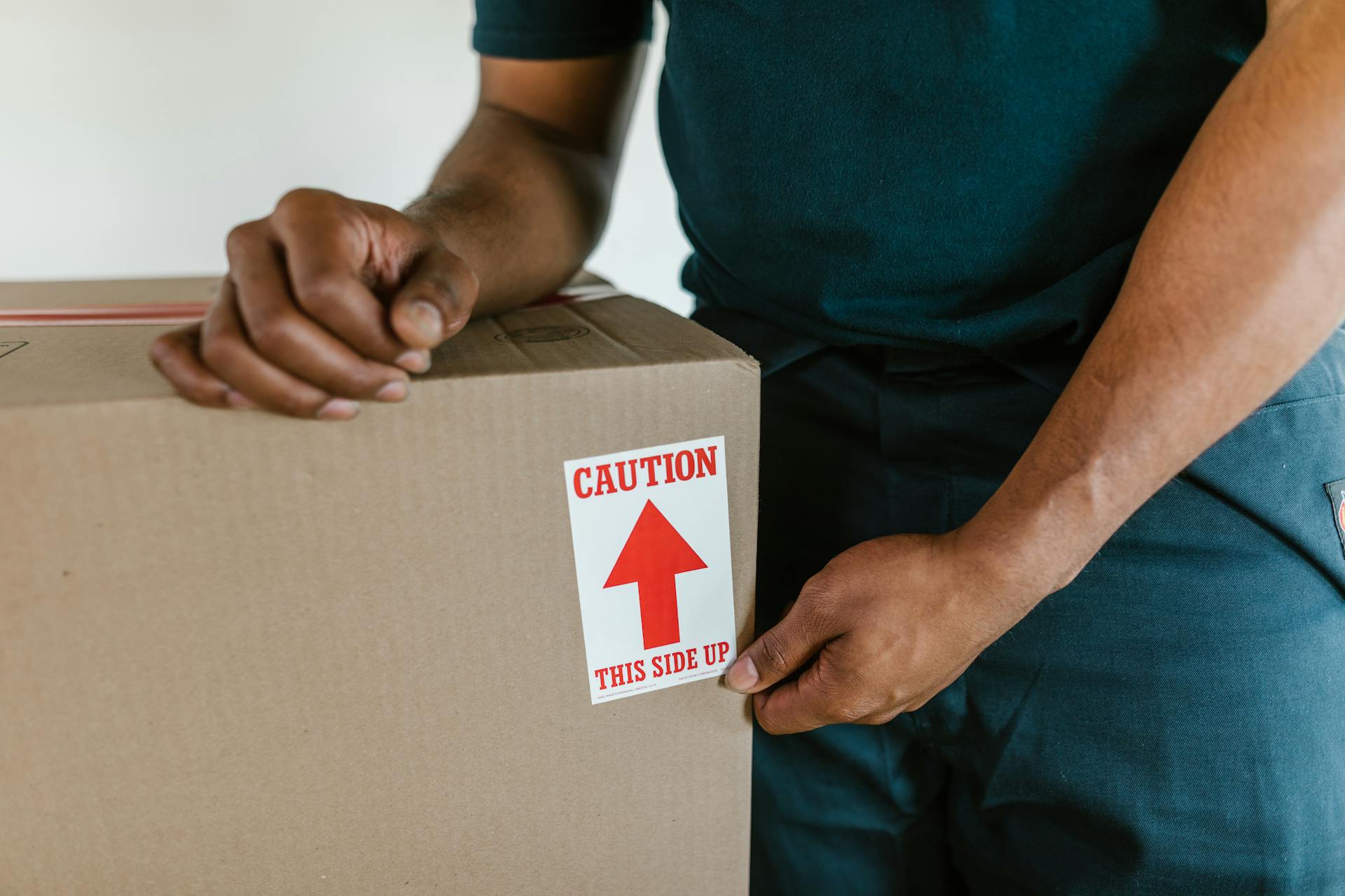 Un homme debout près d'une boîte | Source : Pexels