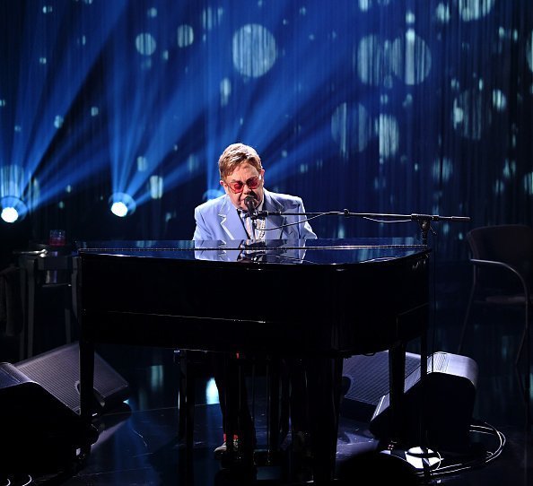 Elton John se produit sur scène au iHeartRadio ICONS avec Elton John : Célébration du lancement de l'autobiographie d'Elton John, "Moi" au iHeartRadio Théâtre | Photo : Getty Images
