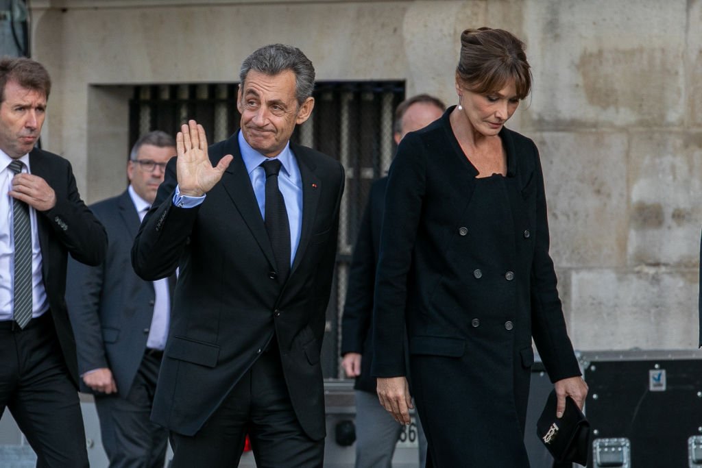 Nicolas Sarkozy et Carla Bruni Sarkozy assistent aux funérailles de l'ancien président français Jacques Chirac à l'église Saint-Sulpice le 30 septembre 2019 à Paris, France. | Photo : Getty Images