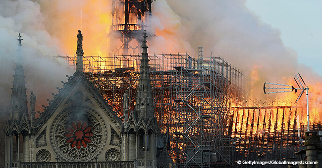 Une mère et son fils se prennent un selfie mais ne voient pas que Notre-Dame est en feu