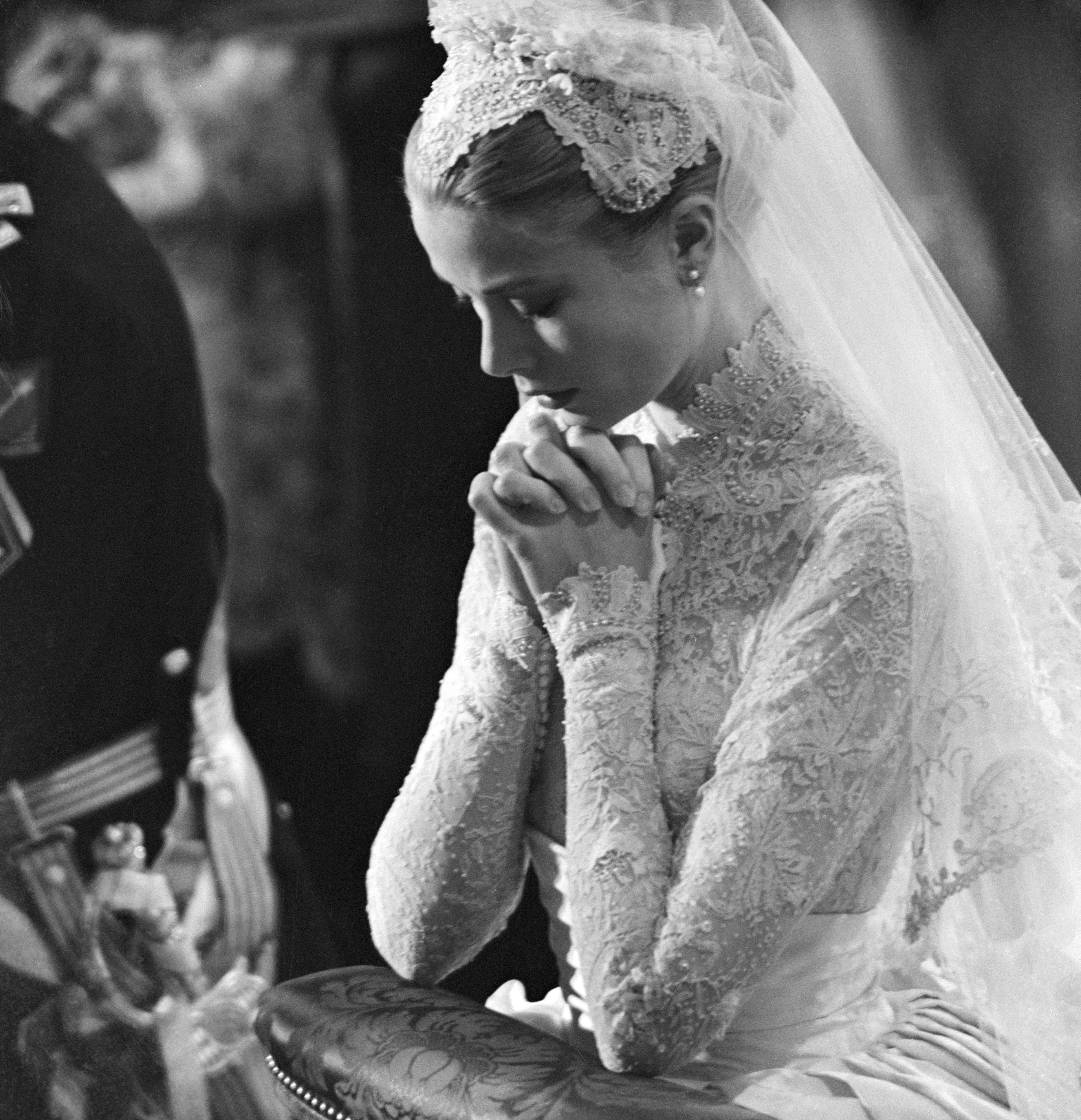 Grace Kelly prie pendant son mariage avec le prince Rainie III, le 19 avril 1956, à Monaco. | Source : Getty Images