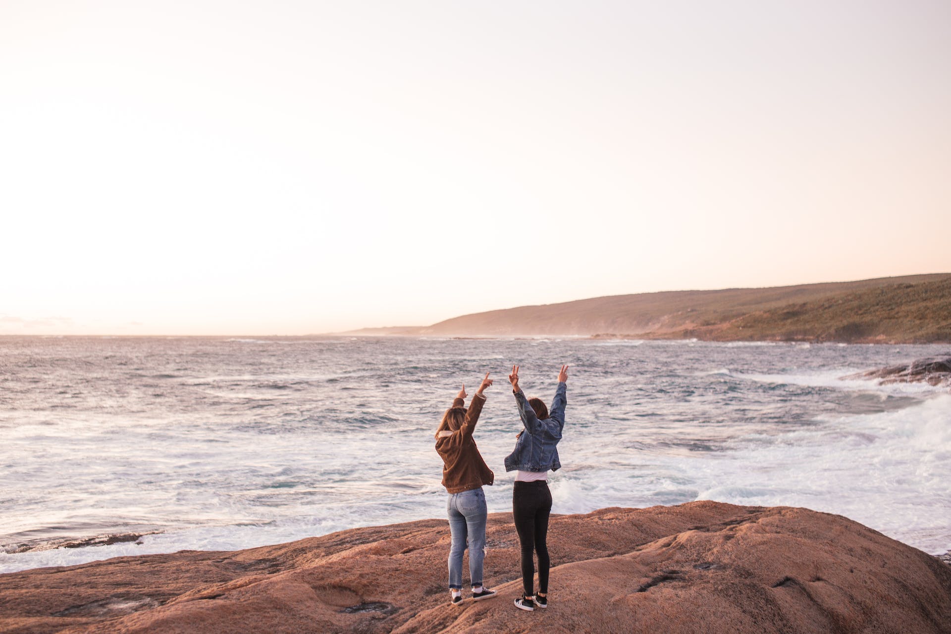 Deux femmes s'amusent près de la mer | Source : Pexels