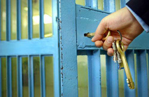 Un gardien fermant une porte dans une prison. l Source: Shutterstock