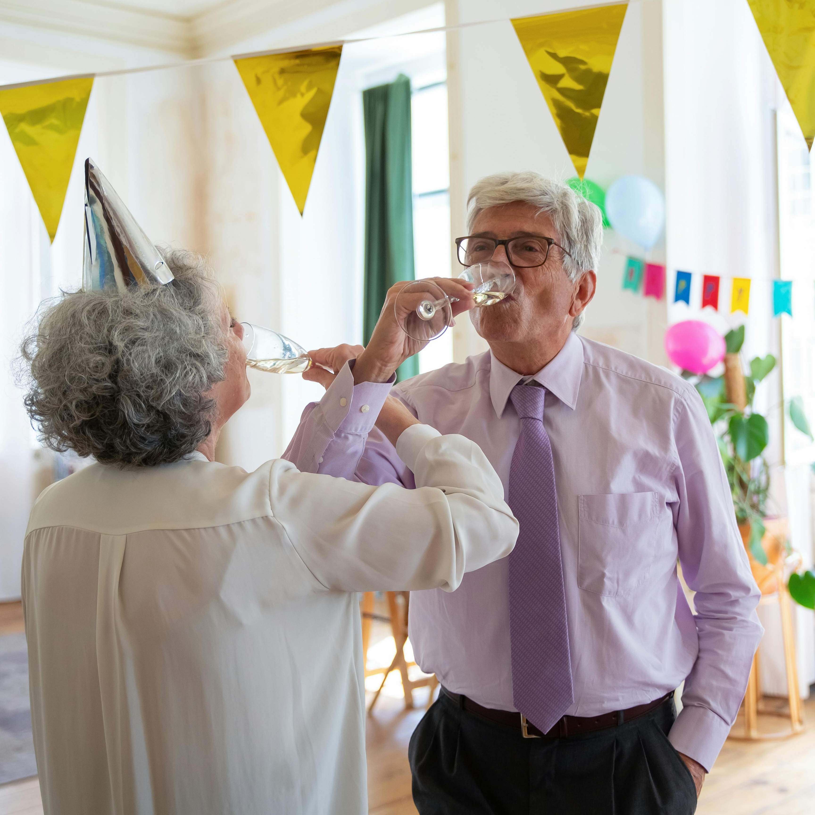 Un homme et une femme sirotent des flûtes de champagne | Source : Pexels