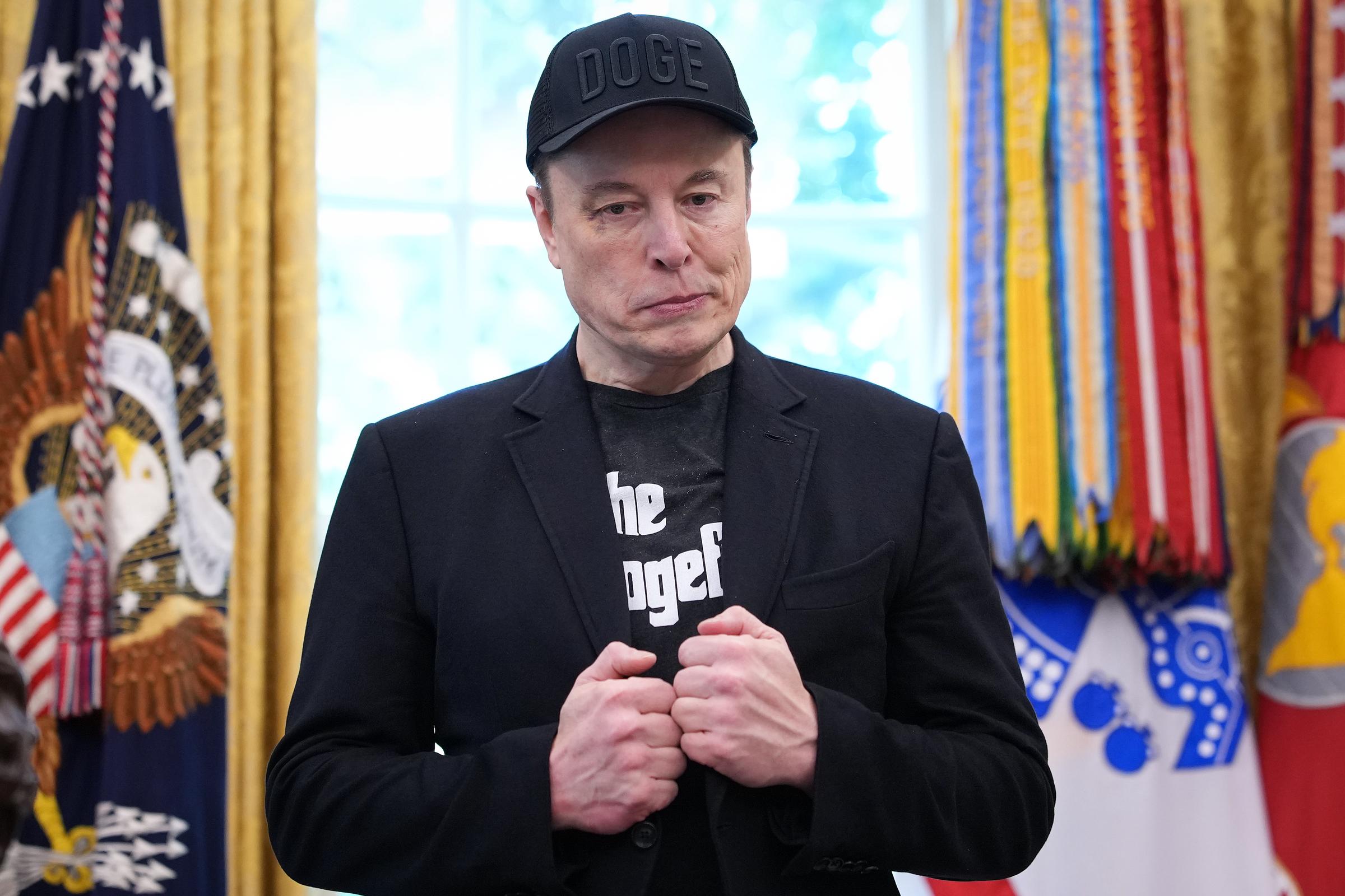 Avec une marque violacée au coin de l'œil, l'apparition inattendue de Musk est rapidement devenue le centre d'intérêt de la conférence d'adieu de vendredi.