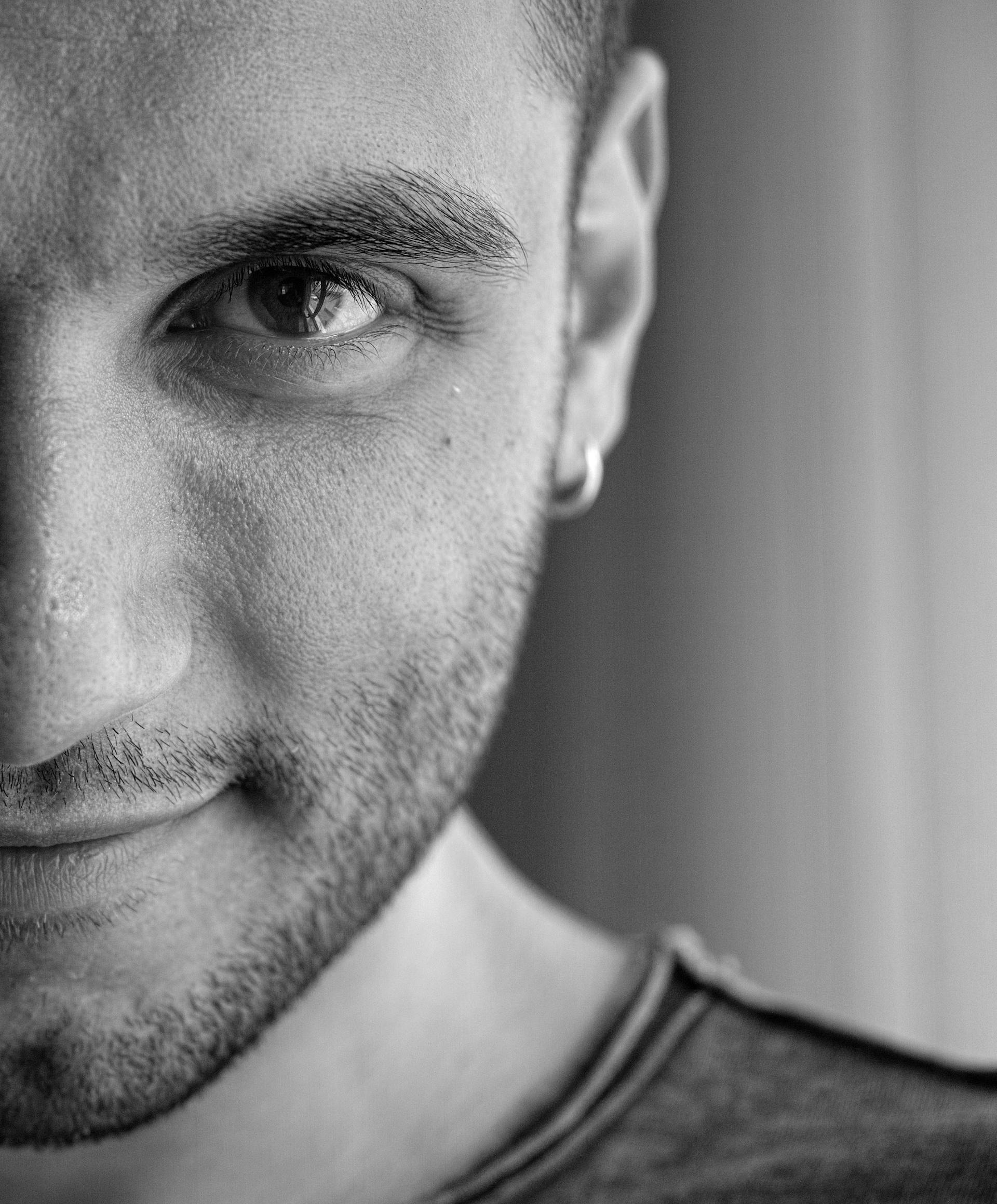 Un homme qui sourit faiblement | Source : Pexels