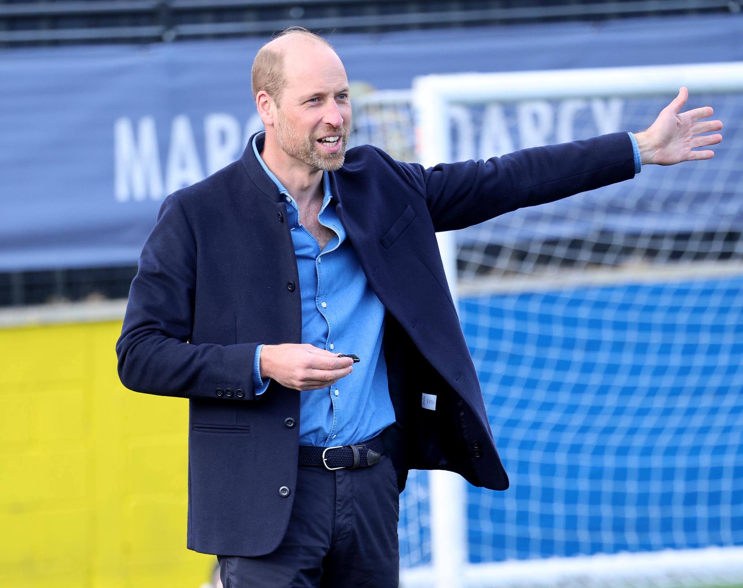 Le prince William fait un geste lors d'un mini-match de football au Sporting Khalsa FC à Willenhall, en Angleterre, le 11 mars 2025 | Source : Getty Images