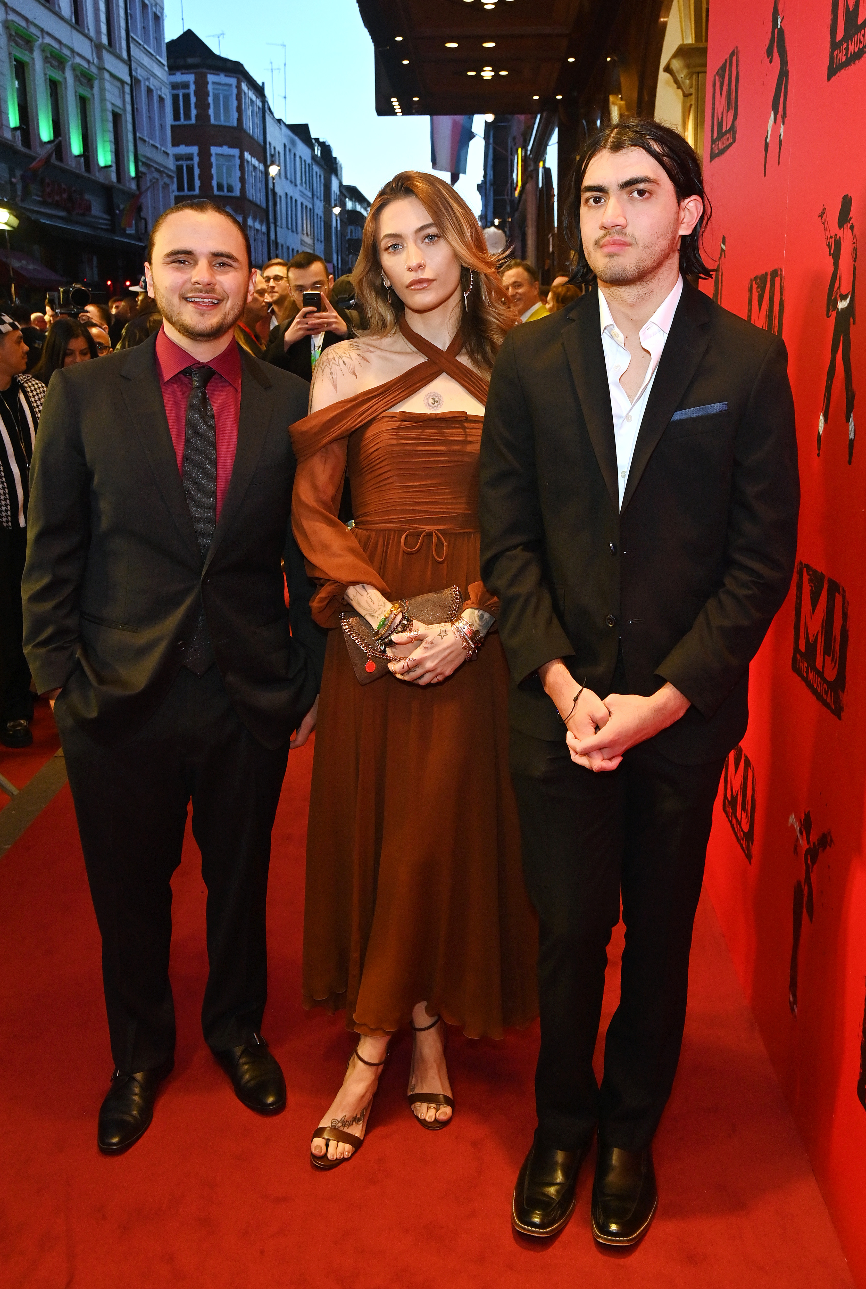 (De gauche à droite) Prince, Paris et Bigi alias Blanket Jackson lors de la représentation de la soirée de presse de "MJ : The Musical", le 27 mars 2024, à Londres, en Angleterre. | Source : Getty Images