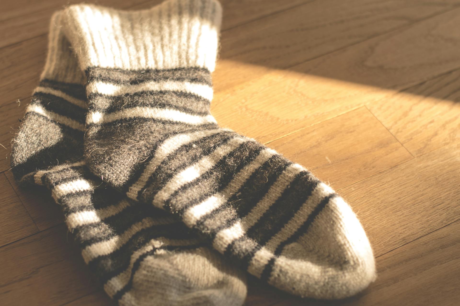 Chaussettes posées sur un sol | Source : Pexels