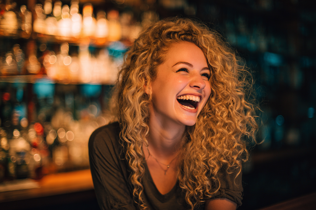 Une femme heureuse dans un bar | Source : Midjourney