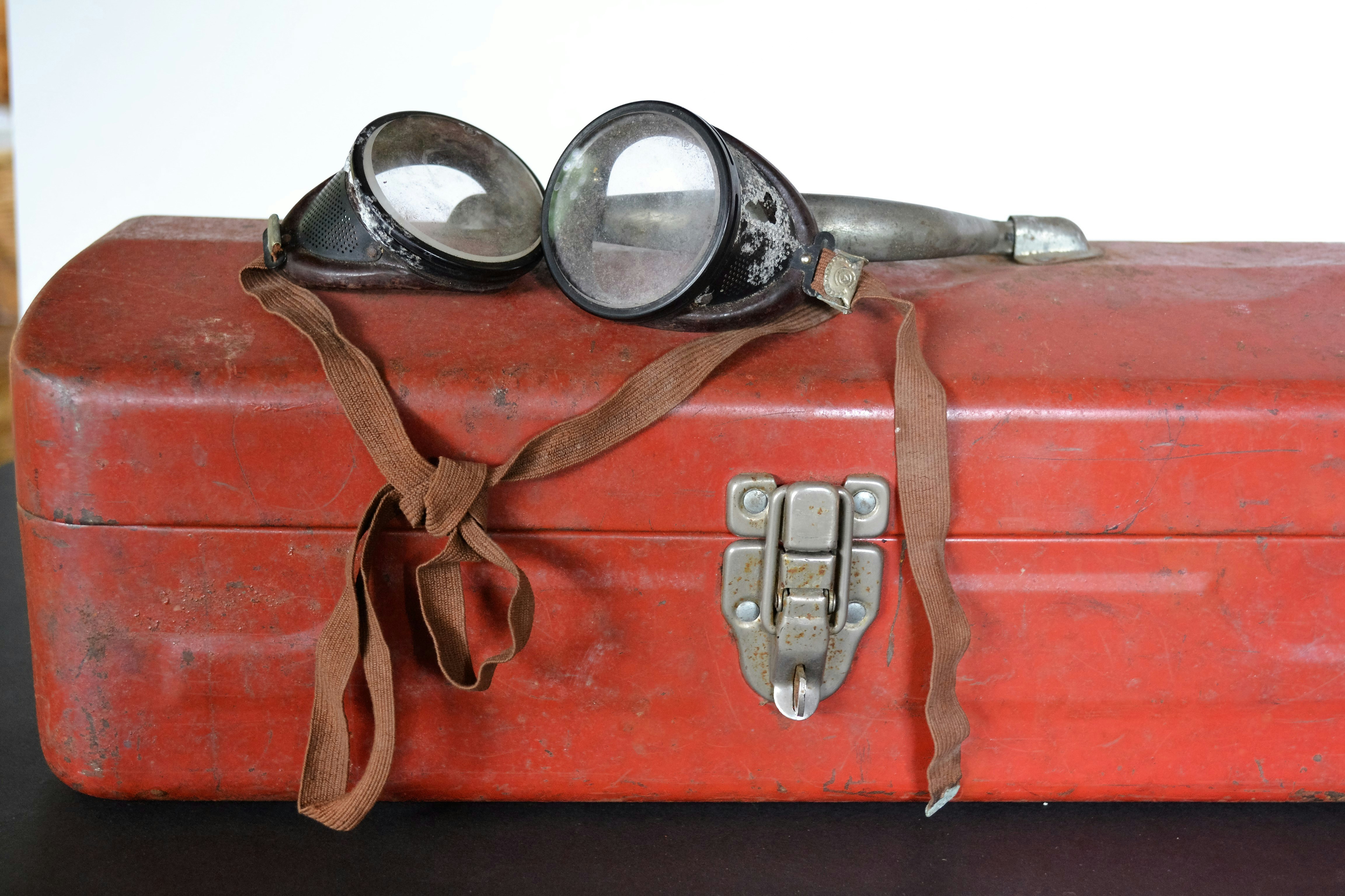 Une boîte à outils rouge rouillée | Source : Unsplash