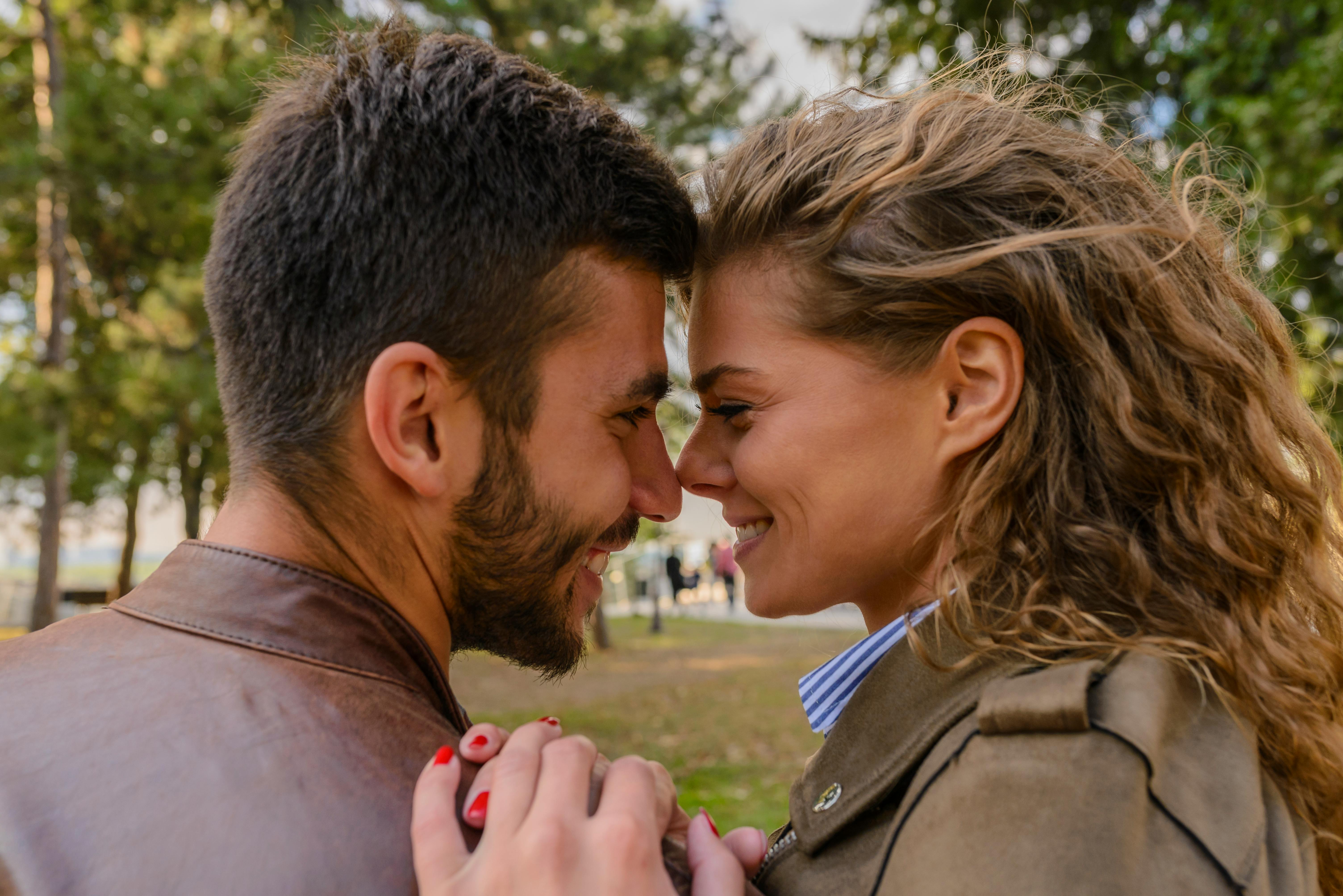 Un couple heureux qui se regarde dans les yeux | Source : Pexels