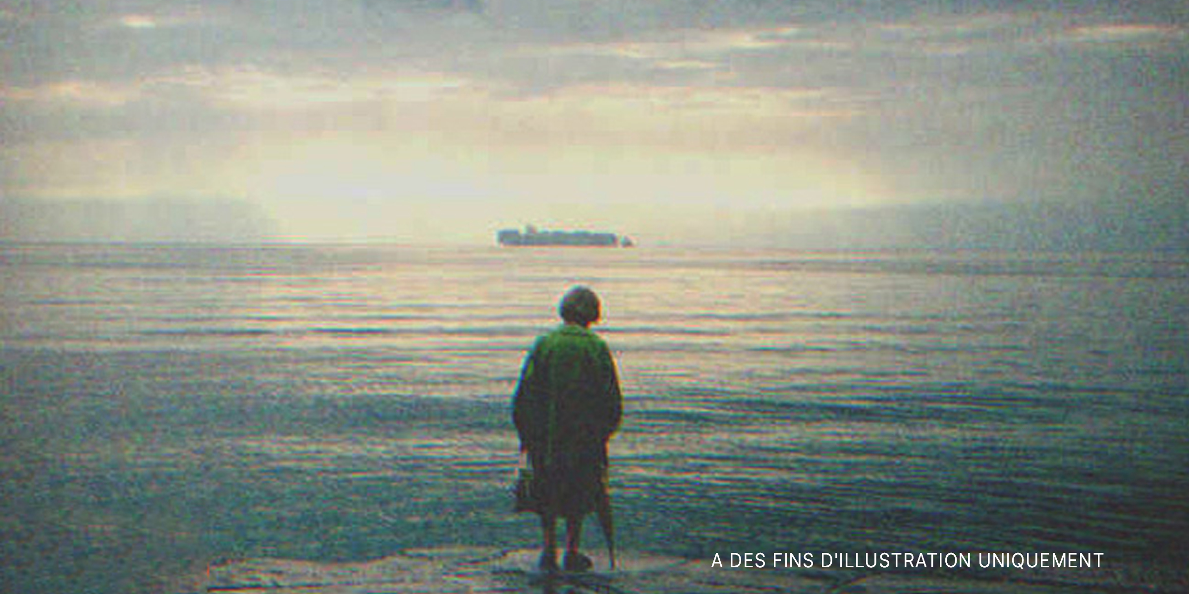 Une femme attendant un bateau | Source : Shutterstock