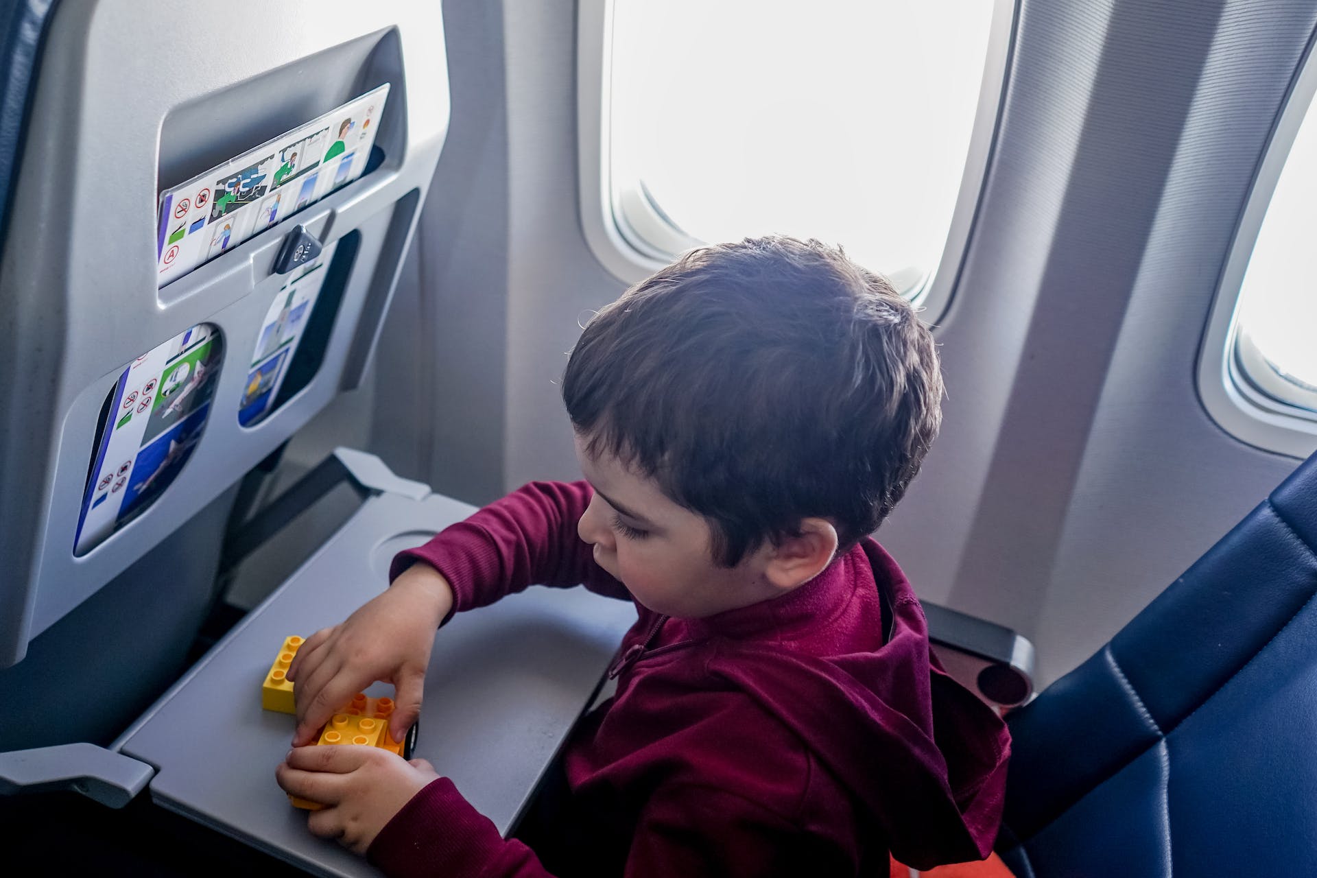 Nniño jugando en un avión | Fuente: Pexels