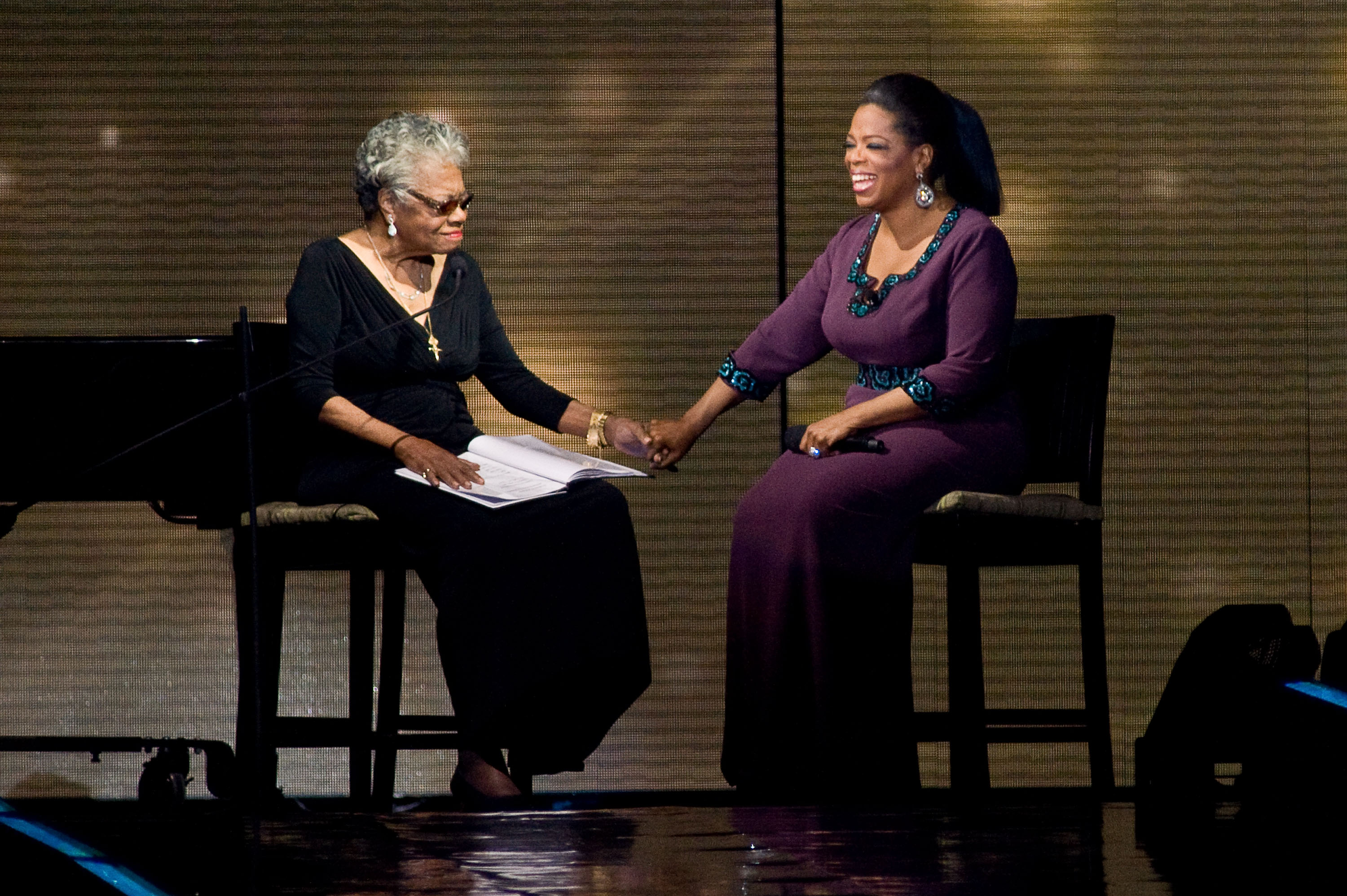 Maya Angelou et Oprah Winfrey lors de l'événement "Surprise Oprah ! A Farewell Spectacular" à Chicago, Illinois le 17 mai 2011 | Source : Getty Images