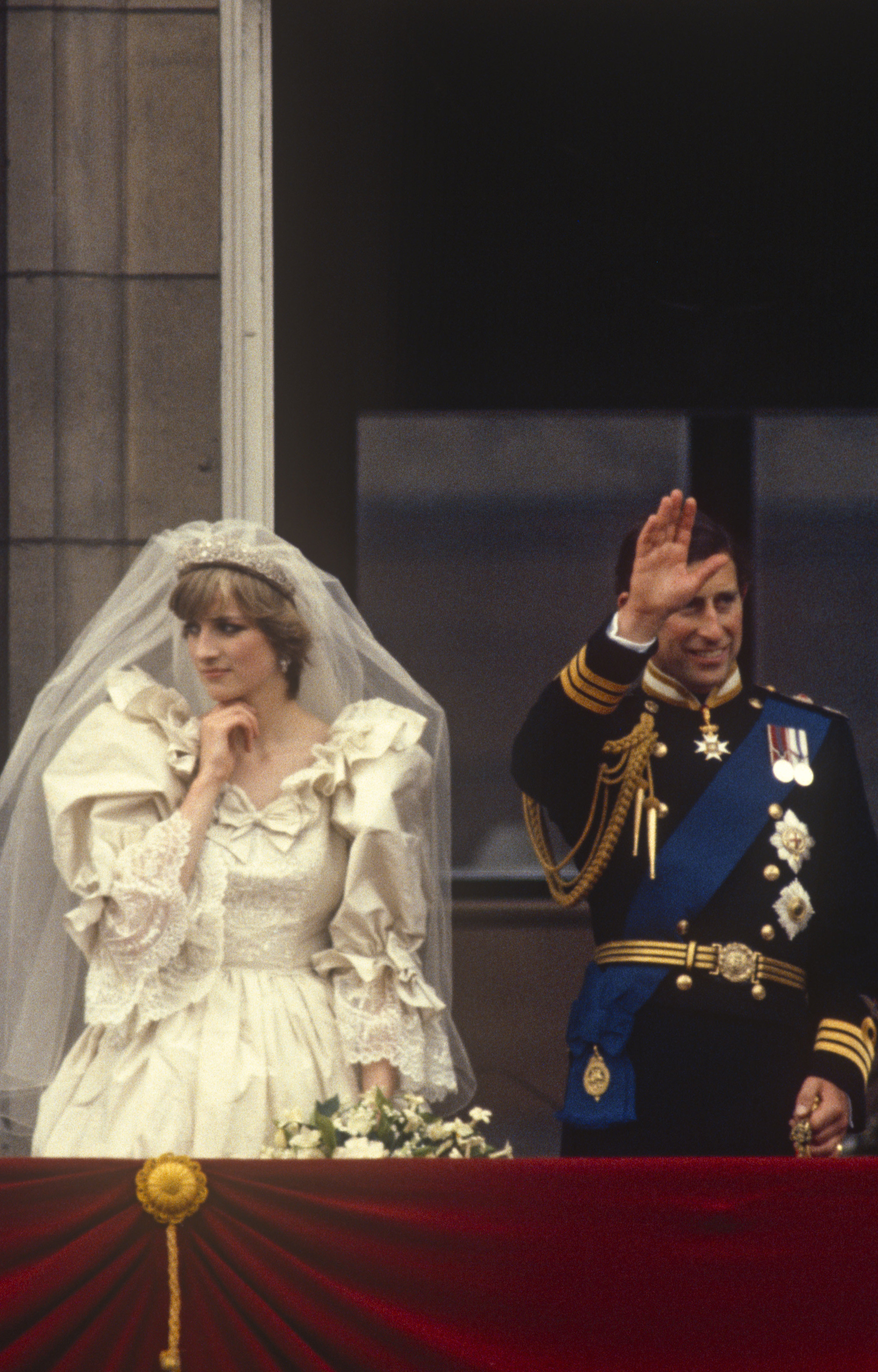 Le roi Charles III et la princesse Diana sur le balcon du palais de Buckingham après leur cérémonie de mariage à la cathédrale Saint-Paul de Londres, en Angleterre, le 29 juillet 1981 | Source : Getty Images