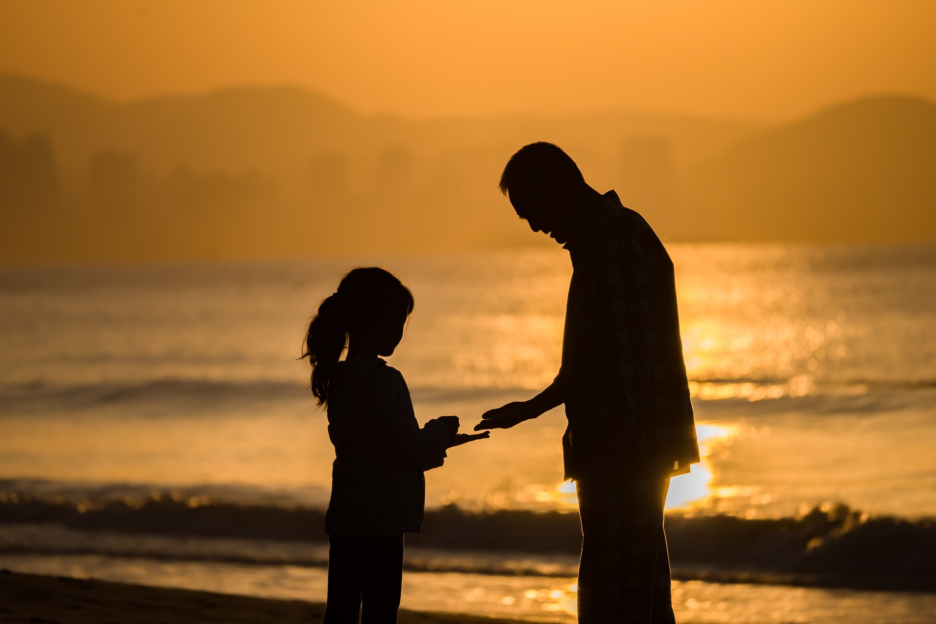 Un père avec sa fille à la plage | Source : Pixabay