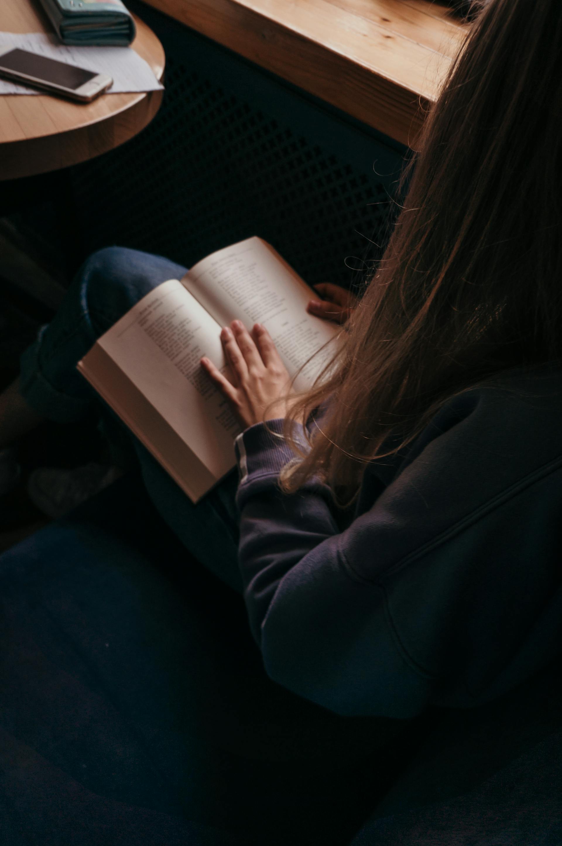 Une personne lisant un livre | Source : Pexels