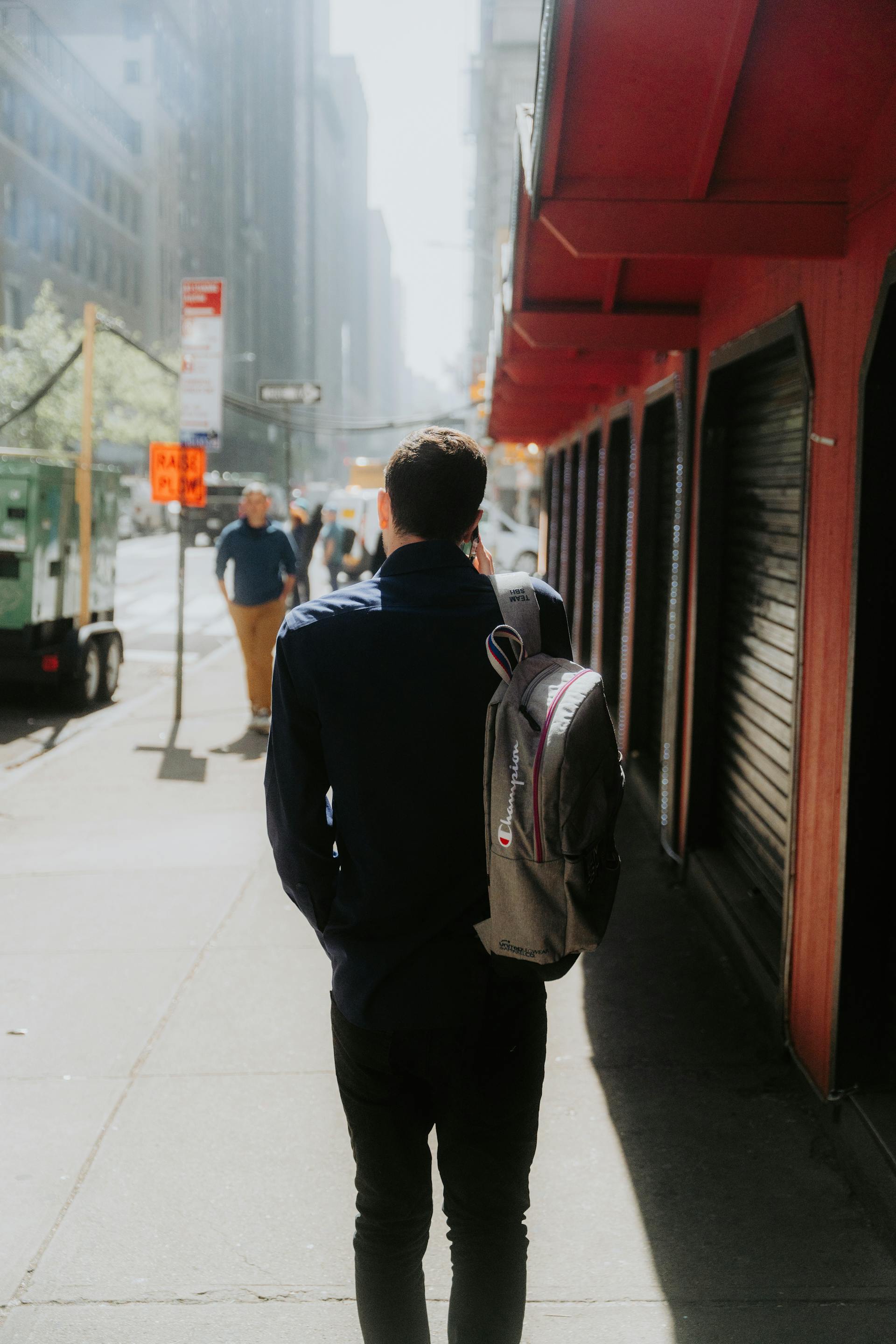 Un homme marchant dans une rue de la ville | Source : Pexels