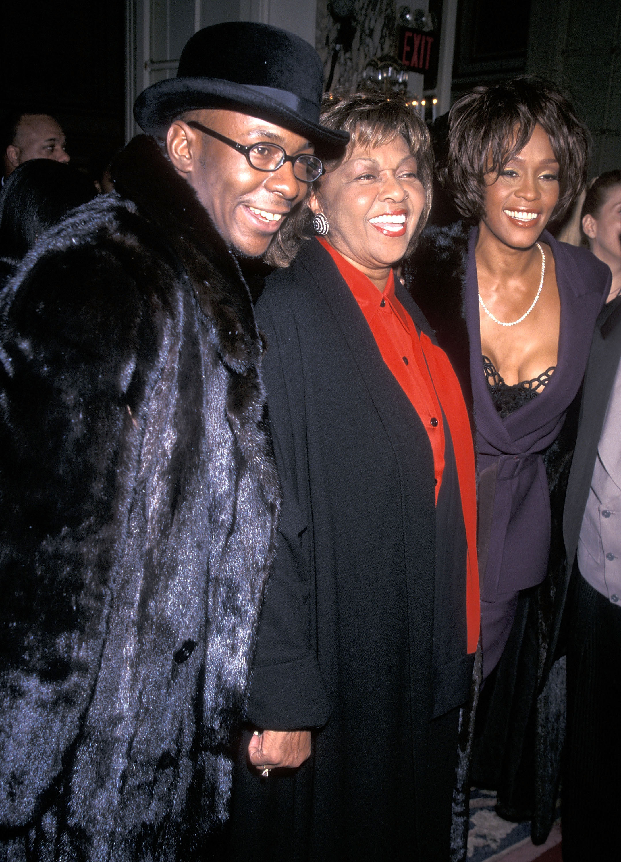 Bobby Brown, Whitney et Cissy Houston à la 40e soirée de préparation aux Grammy Awards à New York le 24 février 1998 | Source : Getty Images