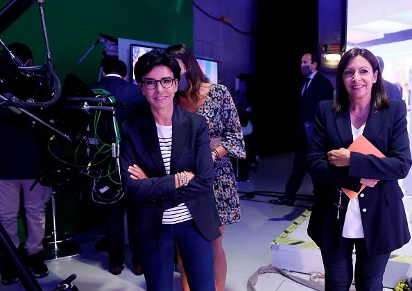 Rachida Dati et la maire de Paris Anne Hidalgo sourient avant le début de l'émission " Le Grand Débat ". |Photo : Getty Images