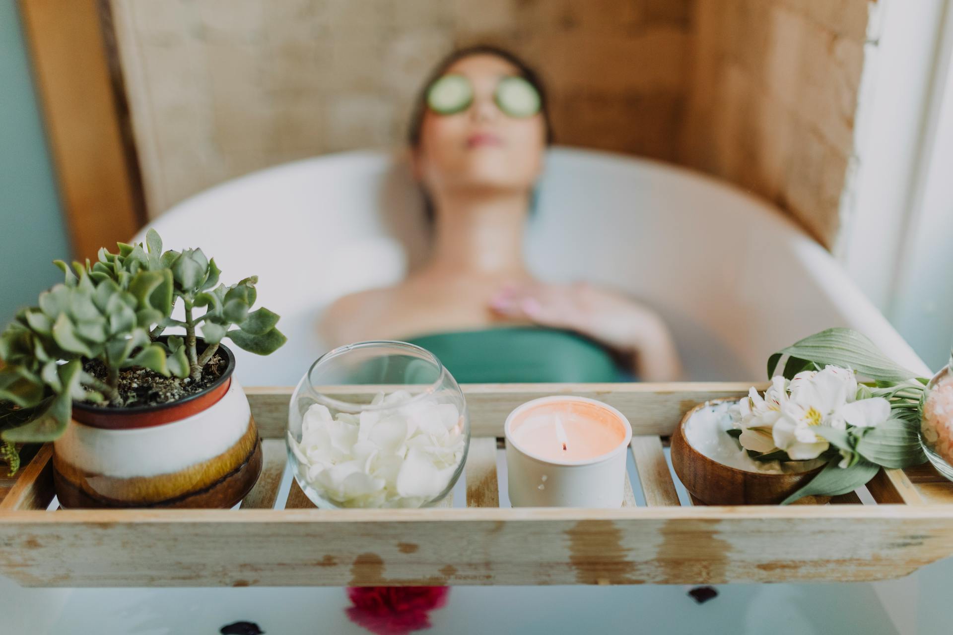Une femme se faisant soigner dans un spa | Source : Pexels