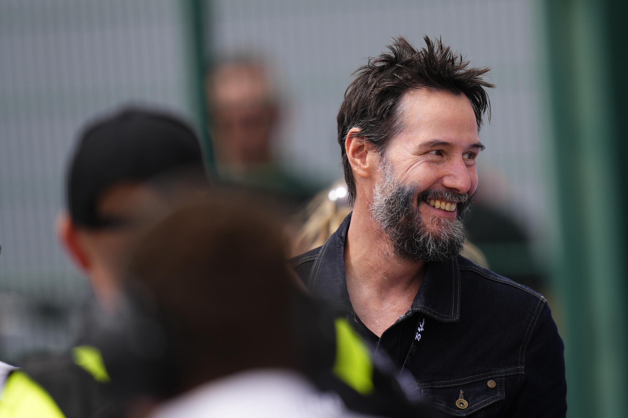 Keanu Reeves lors de la journée de course du Liqui Moly Motorrad Grand Prix Deutschland sur le circuit du Sachsenring à Hohenstein-Ernstthal, en Allemagne, le 7 juillet 2024 | Source : Getty Images