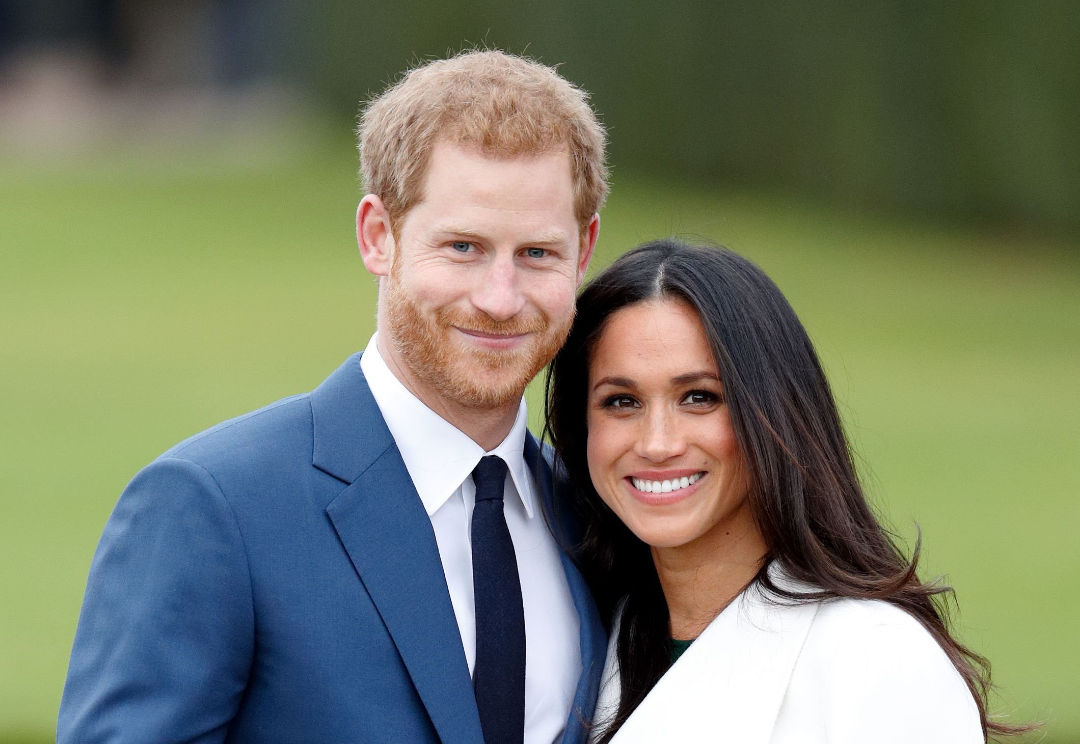 le prince Harry et l'actrice Meghan Markle lors d'un photocall officiel pour annoncer leur engagement au Sunken Gardens de Kensington Palace le 27 novembre 2017 à Londres. | Photo : Getty Images