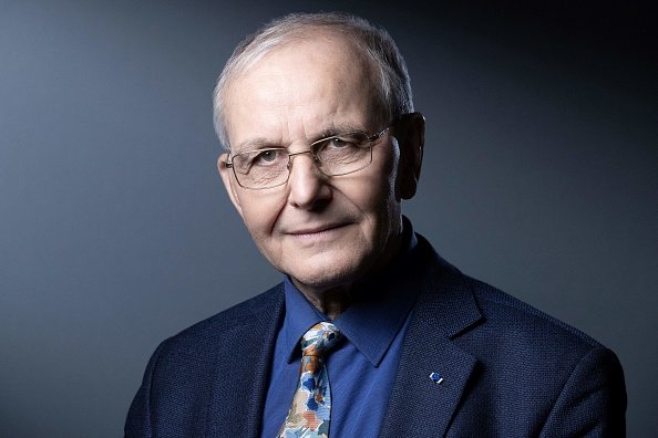Le scientifique, généticien et président de la Ligue contre le cancer français Axel Kahn pose à Paris le 22 mars 2021. |Photo : Getty Images
