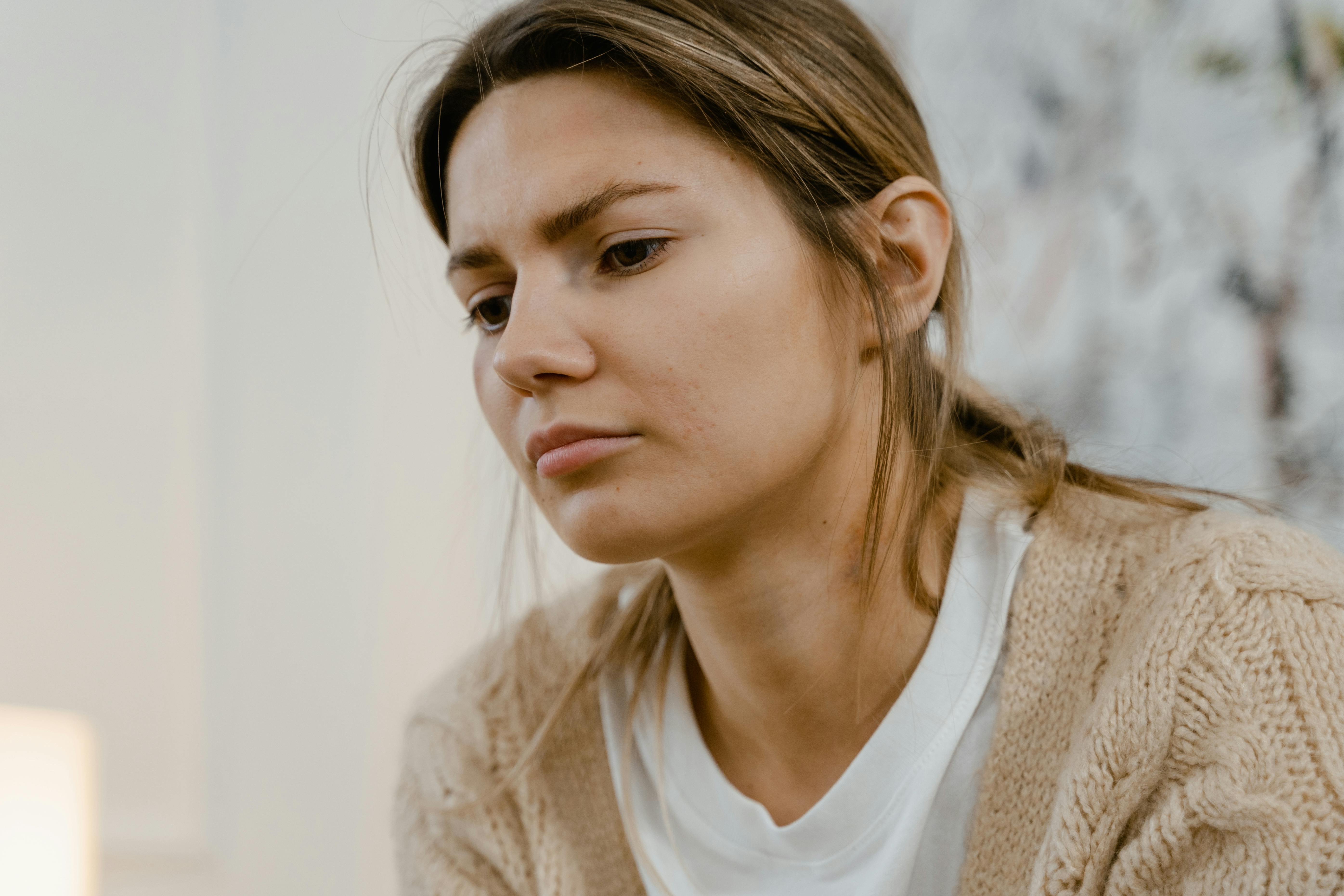 Une femme plongée dans ses pensées | Source : Pexels