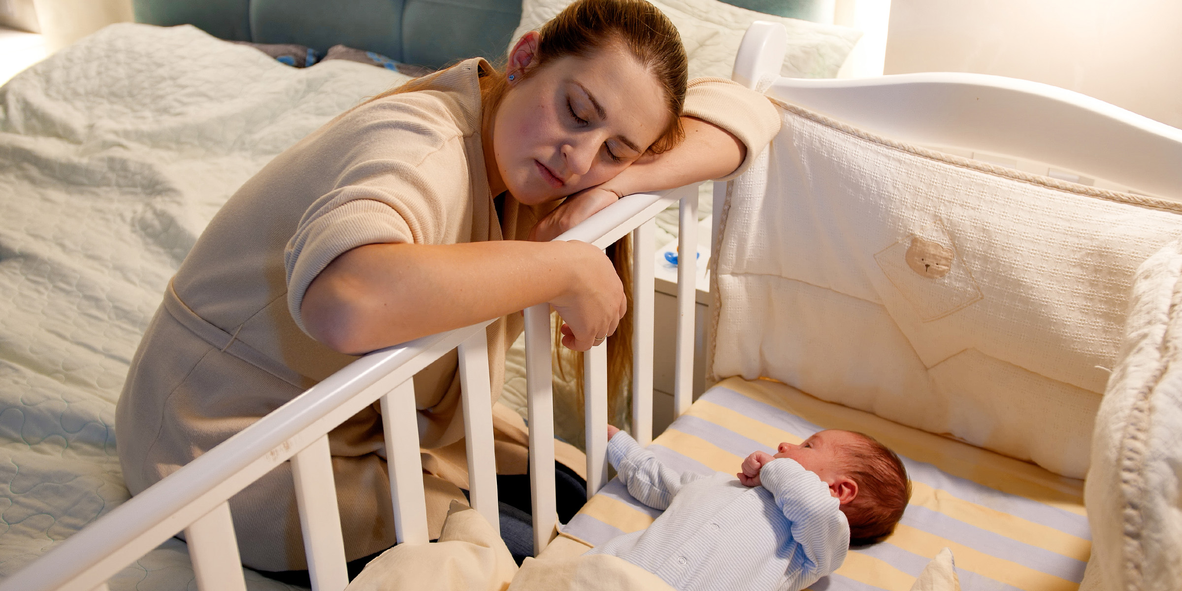 Une maman fatiguée et un nouveau-né | Source : Shutterstock