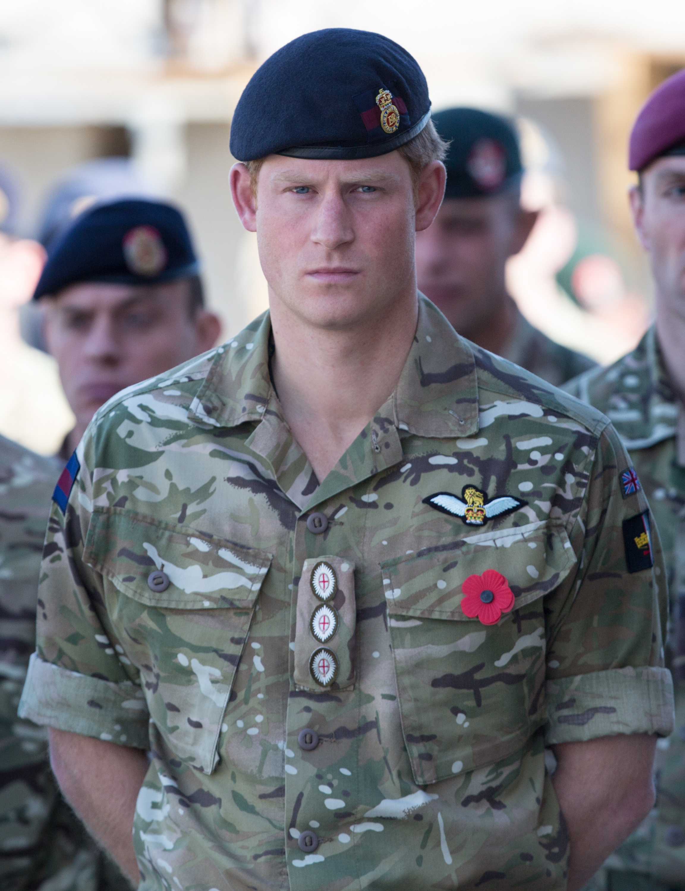 Le prince Harry se rassemblant avec d'autres membres du personnel militaire pour un service du dimanche du Souvenir à l'aérodrome de Kandahar, en Afghanistan, le 9 novembre 2014 | Source : Getty Images