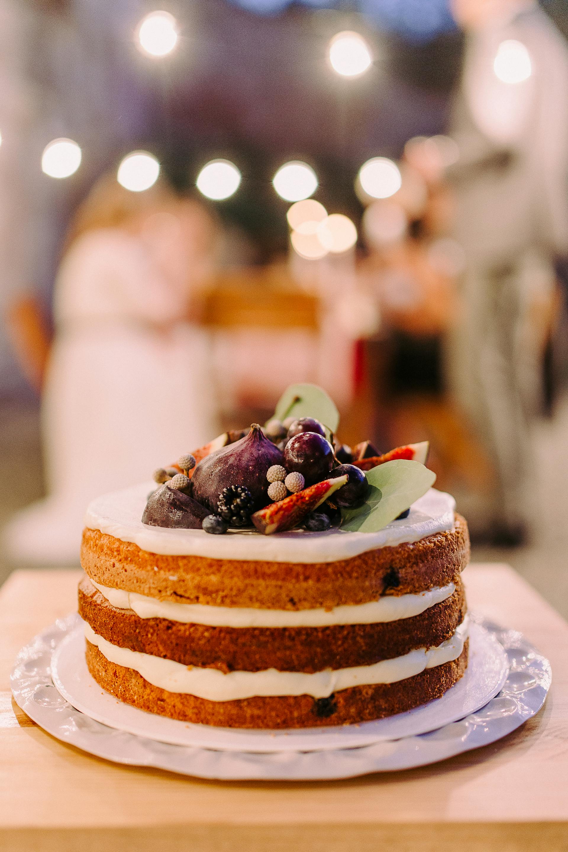 Un gâteau garni de fruits | Source : Pexels