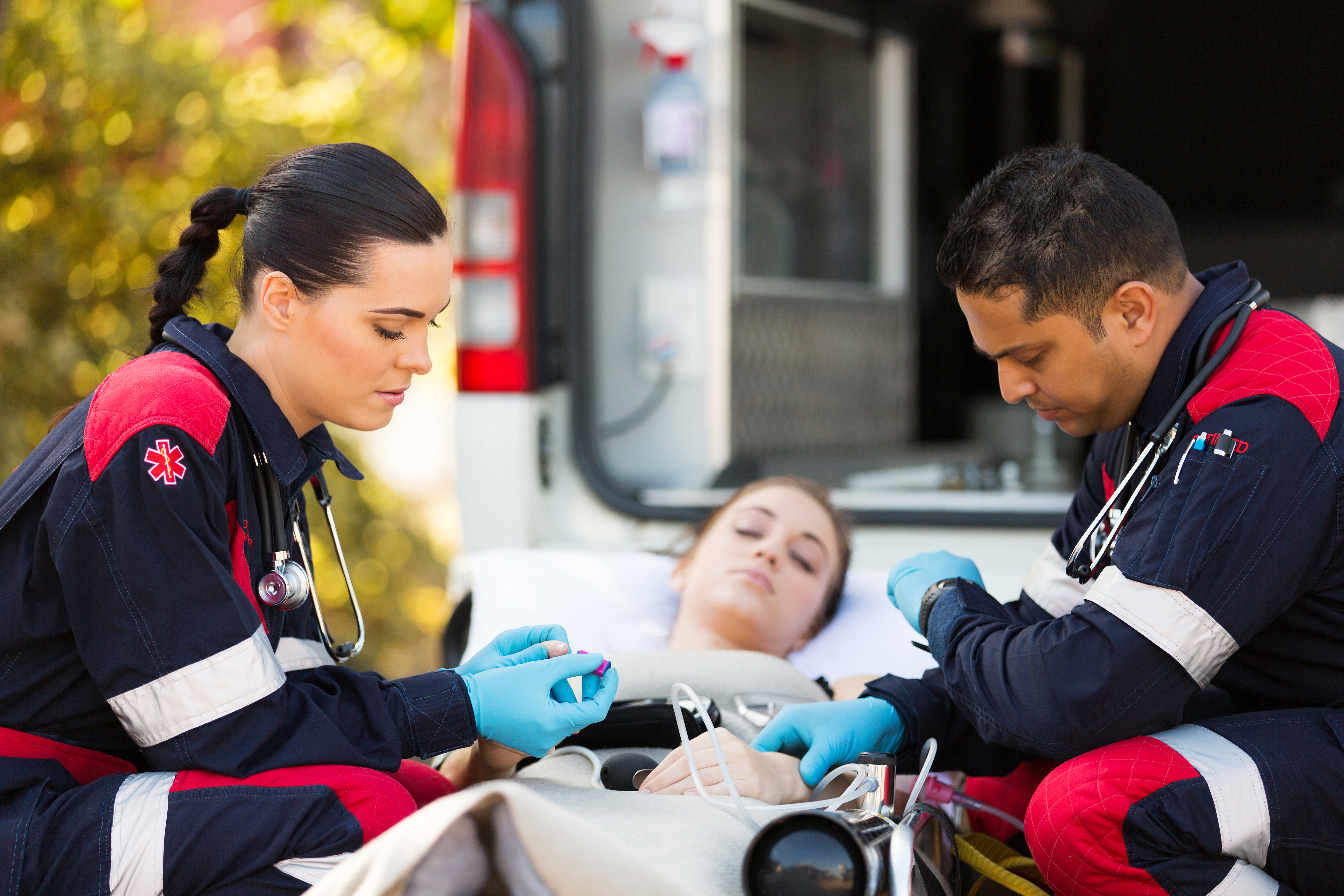 Paramédicos prestando primeiros socorros a uma mulher | Fonte: Shutterstock
