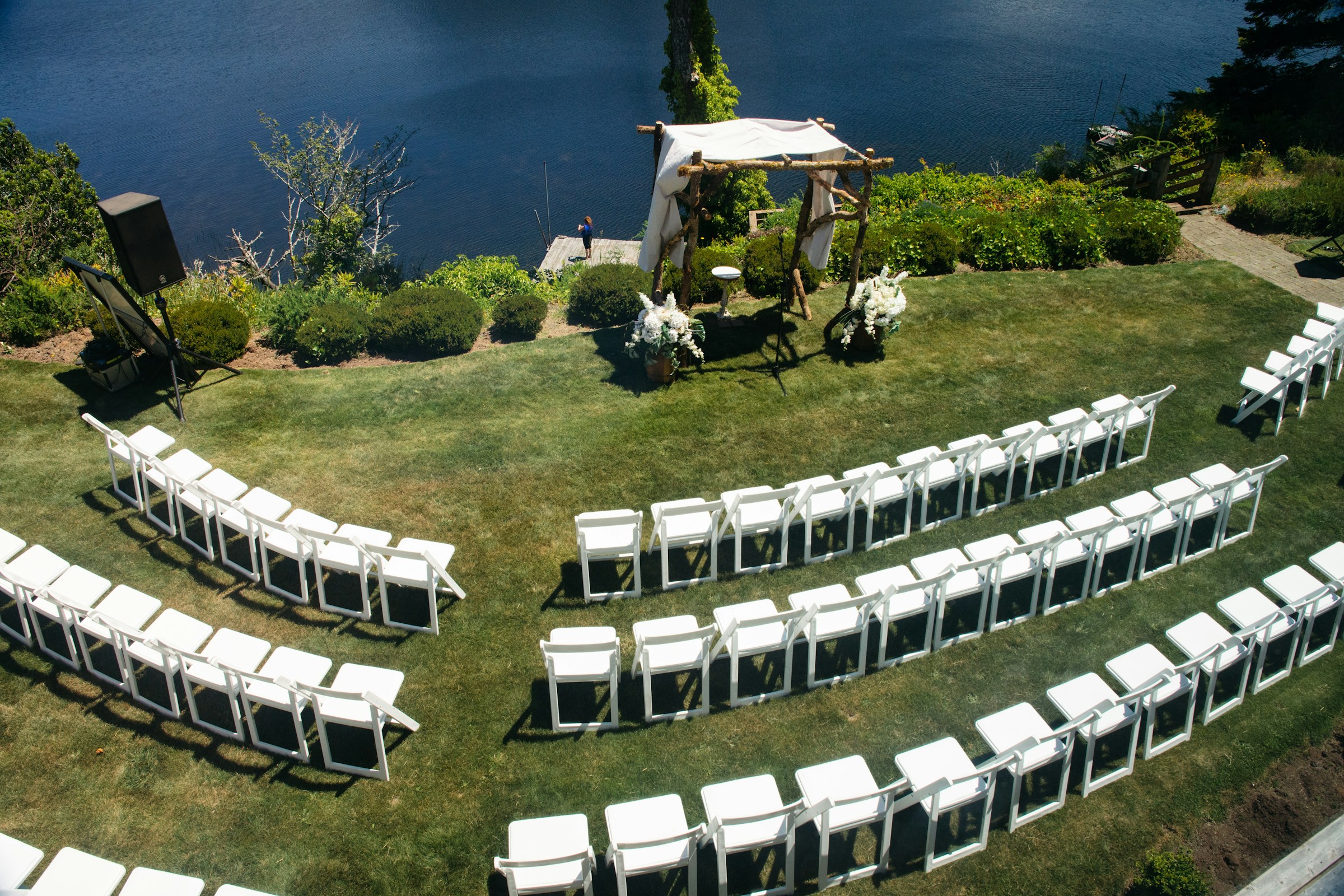 Une allée de mariage au bord d'un lac | Source : Unsplash