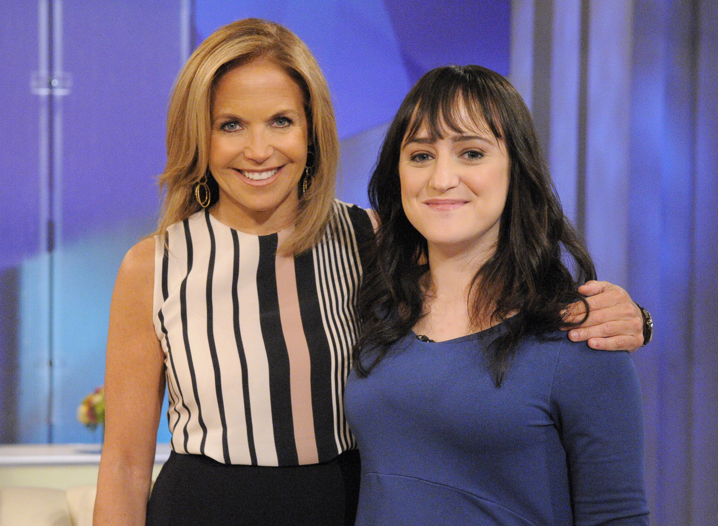 Katie Couric et Mara Wilson photographiées sur le plateau de l'émission "Katie" sur ABC le 29 mai 2013 | Source : Getty Images