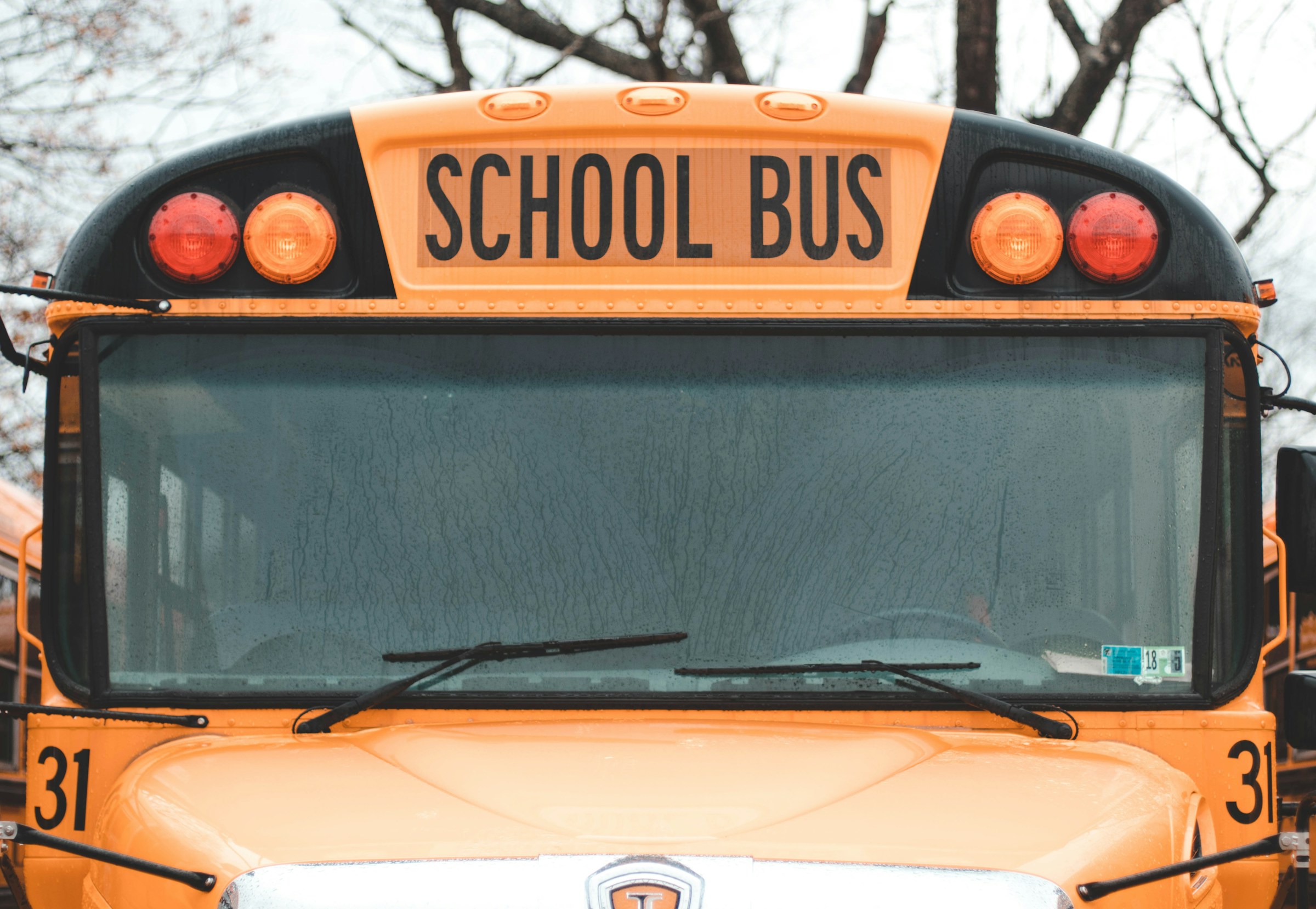 Un bus scolaire en stationnement | Source : Unsplash