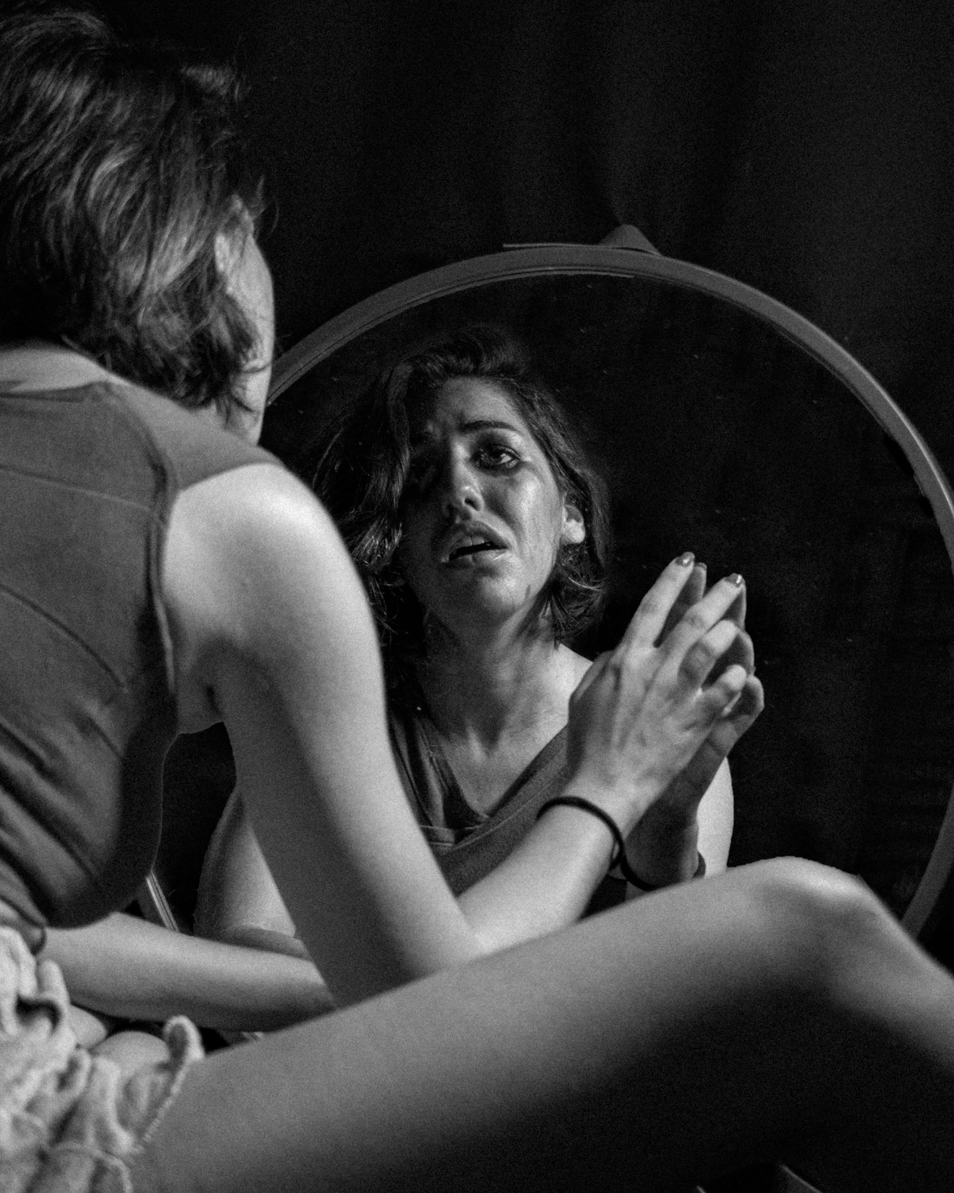 Une femme pleurant devant le miroir | Source : Pexels