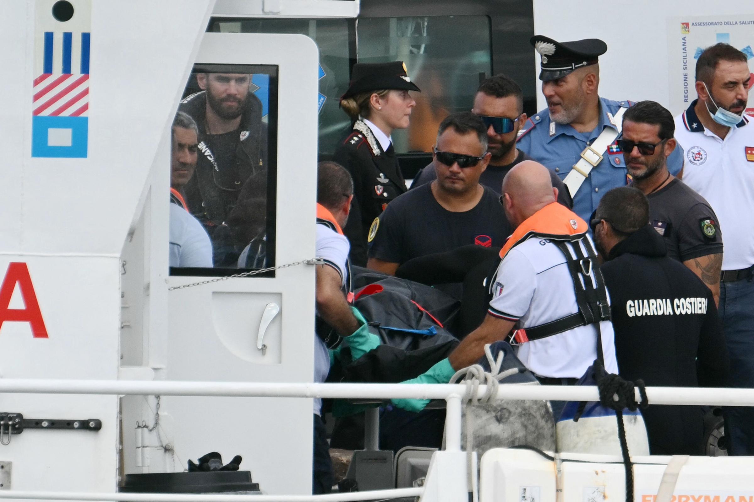 Les gardes-côtes italiens (Guardia Costiera) transportent un corps à Porticello près de Palerme, le 21 août 2024, deux jours après le naufrage du yacht de luxe Bayesian battant pavillon britannique. | Source : Getty Images