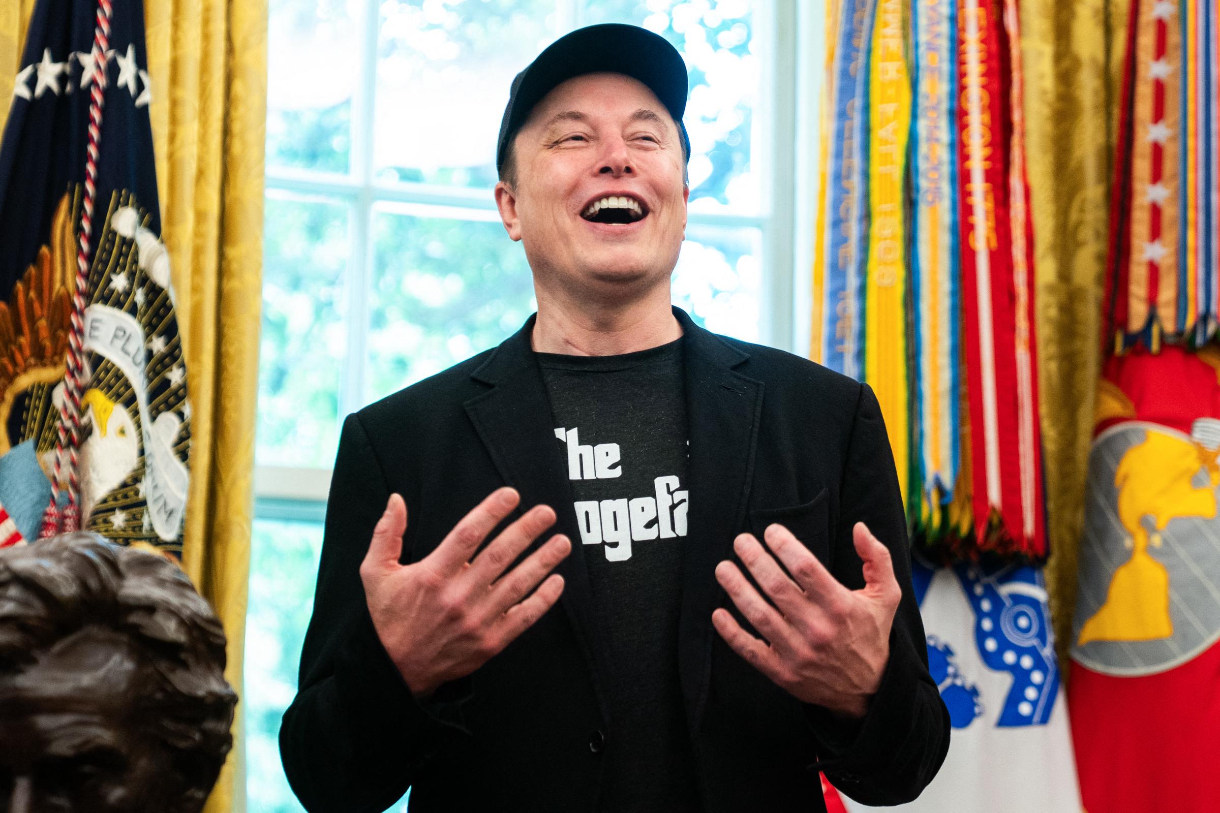 Musk s'exprimait lors d'une conférence de presse lorsqu'un journaliste a remarqué son œil au beurre noir, suscitant des spéculations quant à son origine.